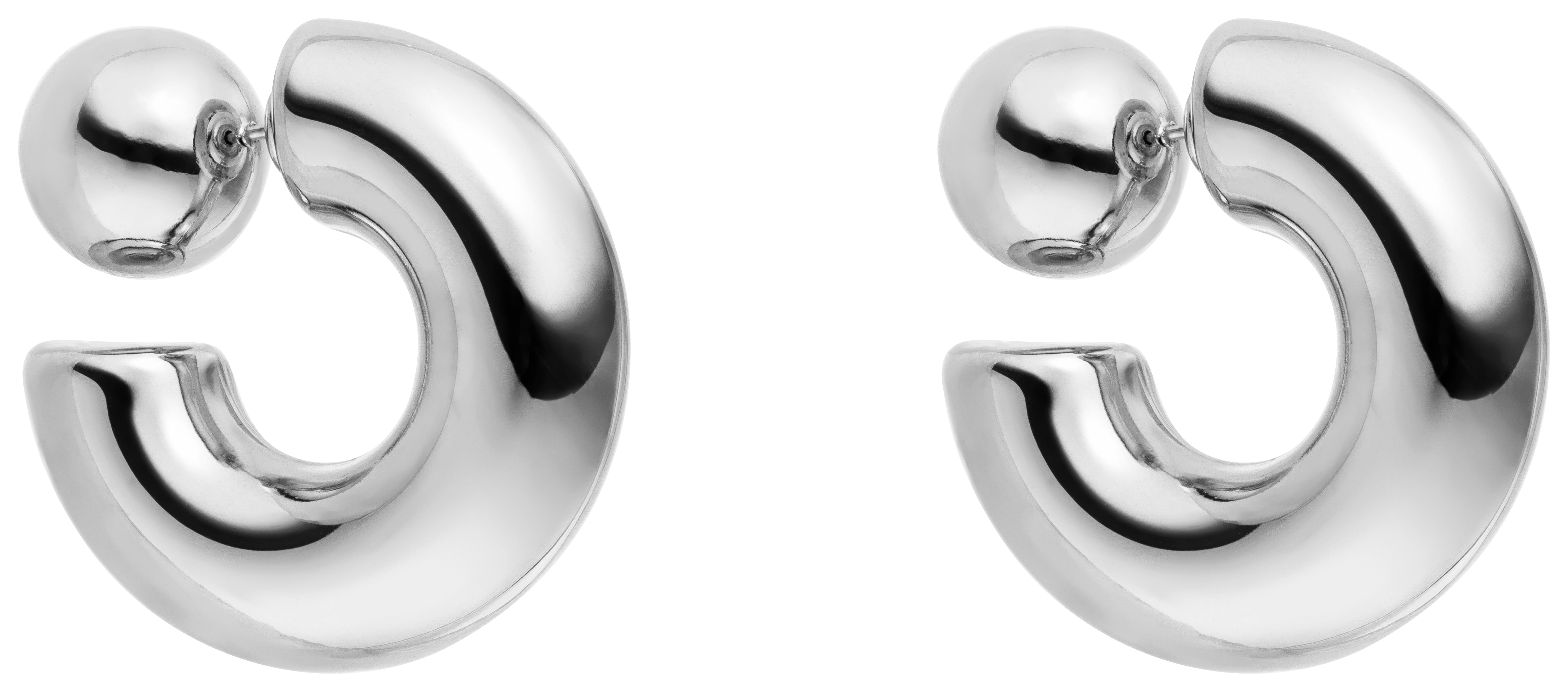 Die LeGer x Purelei - Unstoppable Ohrringe von LeGer by Lena Gercke sind glänzende, klobige Silberringe mit einem modernen, offenen Kreisdesign und einer kleinen Silberkugel an der Spitze - perfekt, um bei jeder Gelegenheit ein Statement abzugeben.