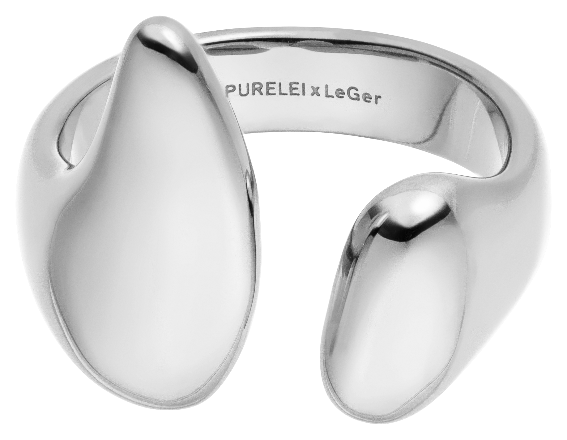 Der LeGer x Purelei Freedom Ring von LeGer by Lena Gercke ist ein glänzender, silberner, offener Ring mit glatten, asymmetrischen Enden und einem modernen, minimalistischen Design. Der innere Ring ist mit der Gravur "PURELEI × LeGer" versehen.