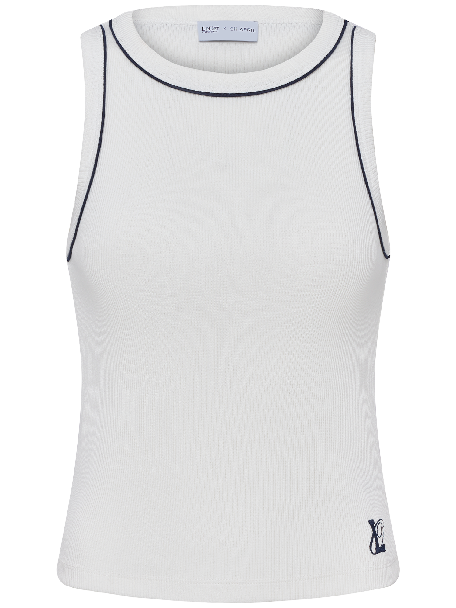 Das LeGer x Oh April Dira Top von LeGer by Lena Gercke ist ein ärmelloses, schmal geschnittenes, weißes Ripptank mit dunklen Kontrastpaspeln, einem gestickten Monogramm-Logo in der Nähe des Saums und einer normalen Länge für vielseitige Stylings.