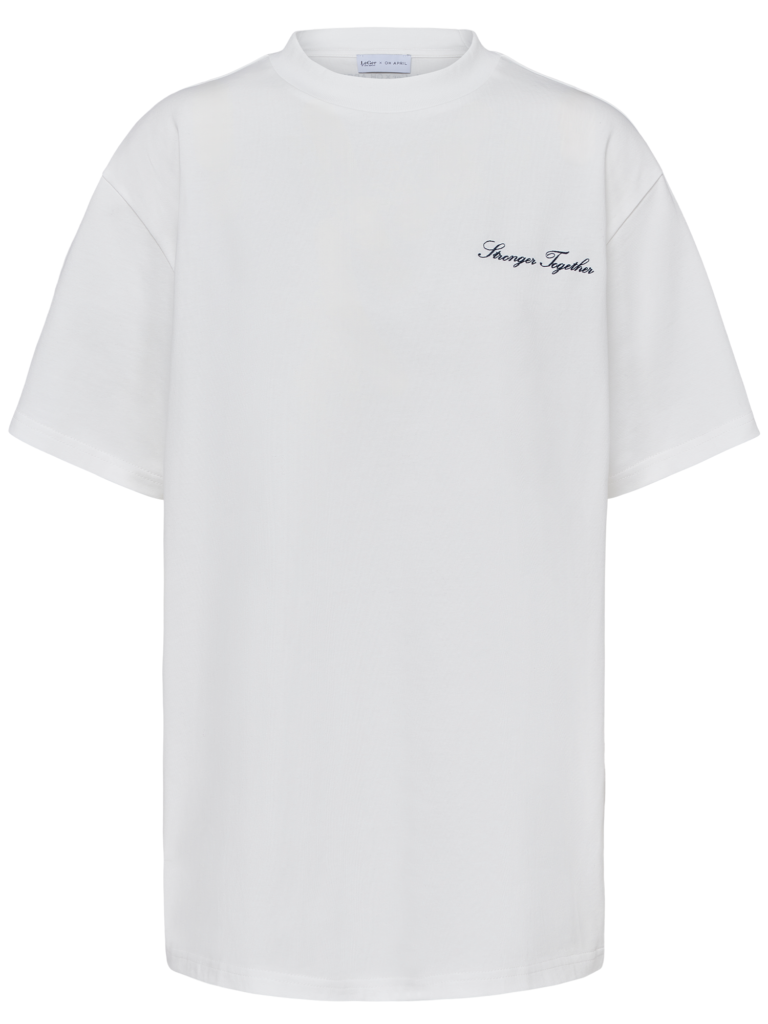 Das LeGer x Oh April - Amara T-Shirt Stronger von LeGer by Lena Gercke ist ein weißes, schmal geschnittenes Kurzarm-T-Shirt mit "Stronger Together" in kleiner schwarzer Schrift auf der linken Brust.