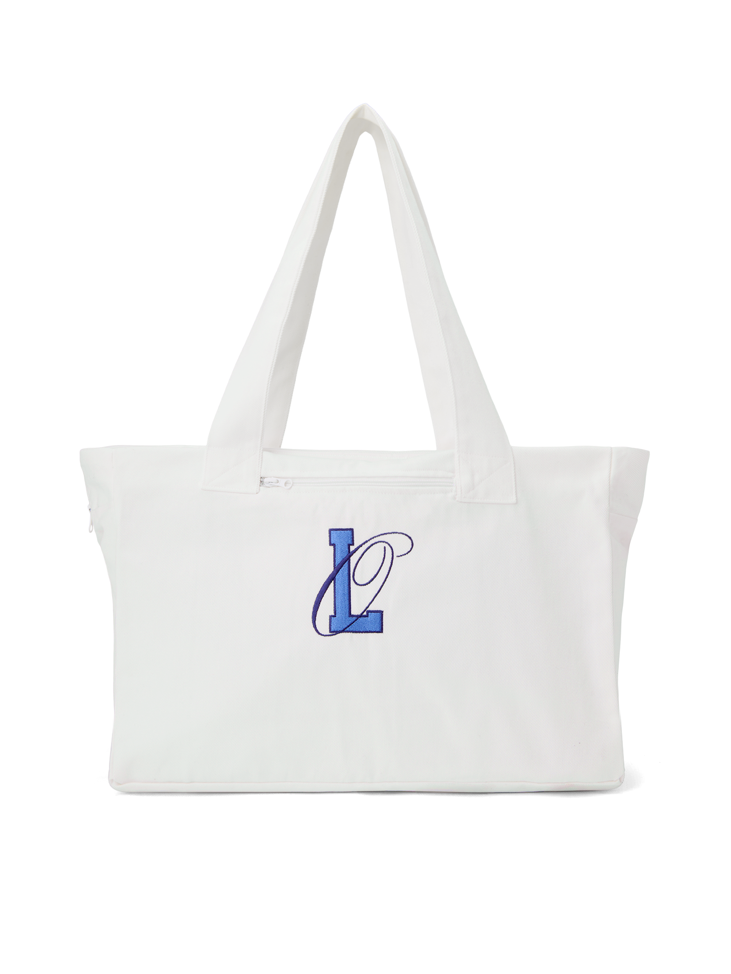 Der LeGer x Oh April - Anni Shopper von LeGer by Lena Gercke ist eine weiße Tragetasche mit zwei Henkeln, einem blauen "L" und einer schwarzen Verzierung auf der Vorderseite, einem Reißverschluss oben und einem klaren Design. Das Model ist 1,73m groß und trägt Größe 36. Inklusive Produktinformation.