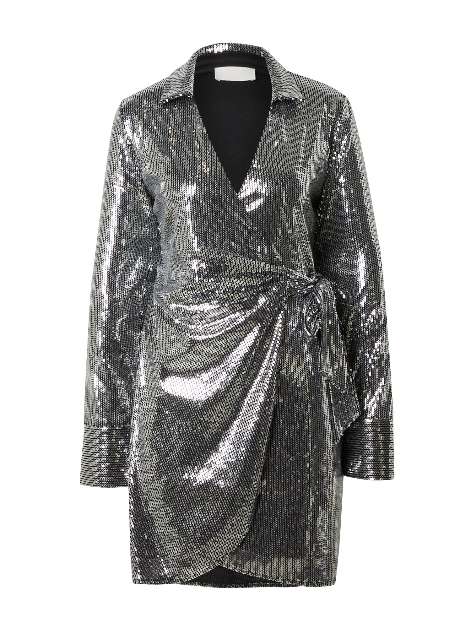 Gezeigt wird ein langärmliges, knielanges Kleid, das vollständig mit reflektierenden silbernen Pailletten bedeckt ist. Das Kleid „Meline“ von LeGer by Lena Gercke hat einen tiefen V-Ausschnitt, strukturierte Schultern, einen Kragen und eine gebundene Schärpe auf einer Seite, die vorne einen drapierten Effekt erzeugt.