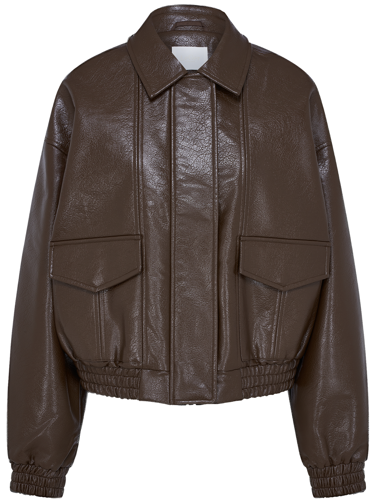 Die Jacke „Taira“ von LeGer by Lena Gercke ist ein braunes Modell aus Kunstleder in Größe 36 mit glänzender Oberfläche, aufgesetzten Pattentaschen, einem klassischen Kragen sowie elastischen Bündchen und Saum. Diese Langarmjacke hat eine normale Länge und wird vor einem schlichten weißen Hintergrund präsentiert.