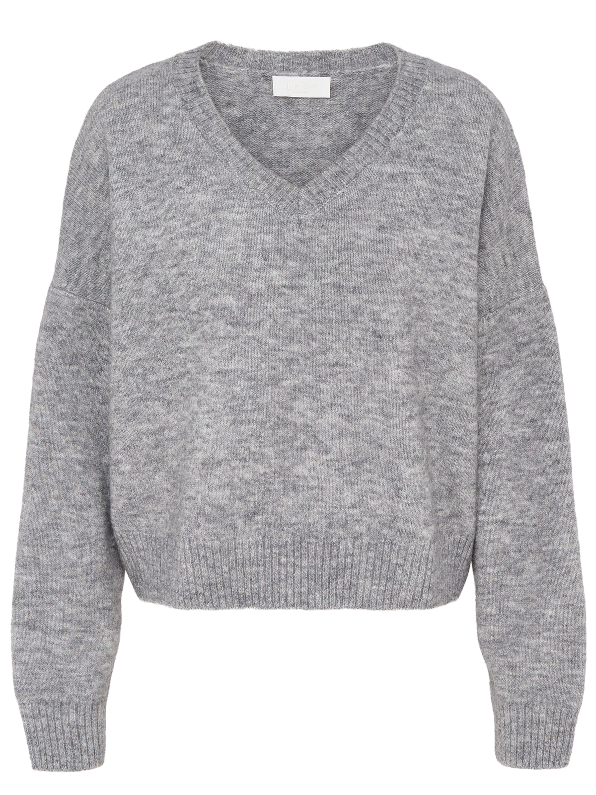 Wir präsentieren den Pullover „Halina“ von LeGer by Lena Gercke: ein übergroßer, melierter, langärmeliger Strickpullover in Grau mit einem figurschmeichelnden V-Ausschnitt, der an den Ärmelbündchen, am Saum und am Halsausschnitt mit Rippbündchen versehen ist – wunderschön in Szene gesetzt vor einem schlichten weißen Hintergrund.