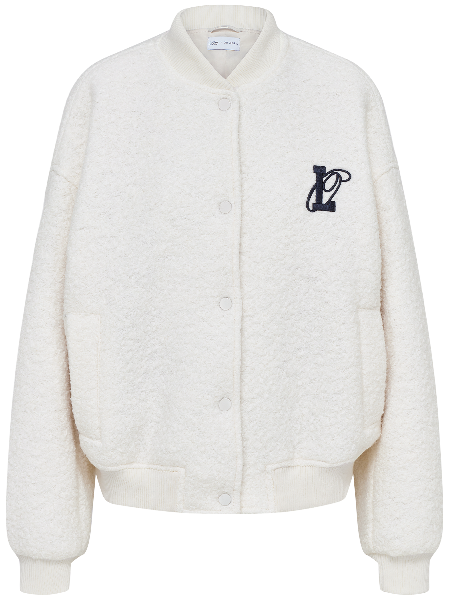 Die LeGer x Oh April - Blanca Jacket von LeGer by Lena Gercke ist ein cremefarbener, strukturierter Fleece-Bomber mit gerippten Bündchen, Saum und Kragen, Druckknopfleiste, zwei Taschen und einem dunkelblauen "LP"-Logo - ideal für deinen Umkleideraum-Style.