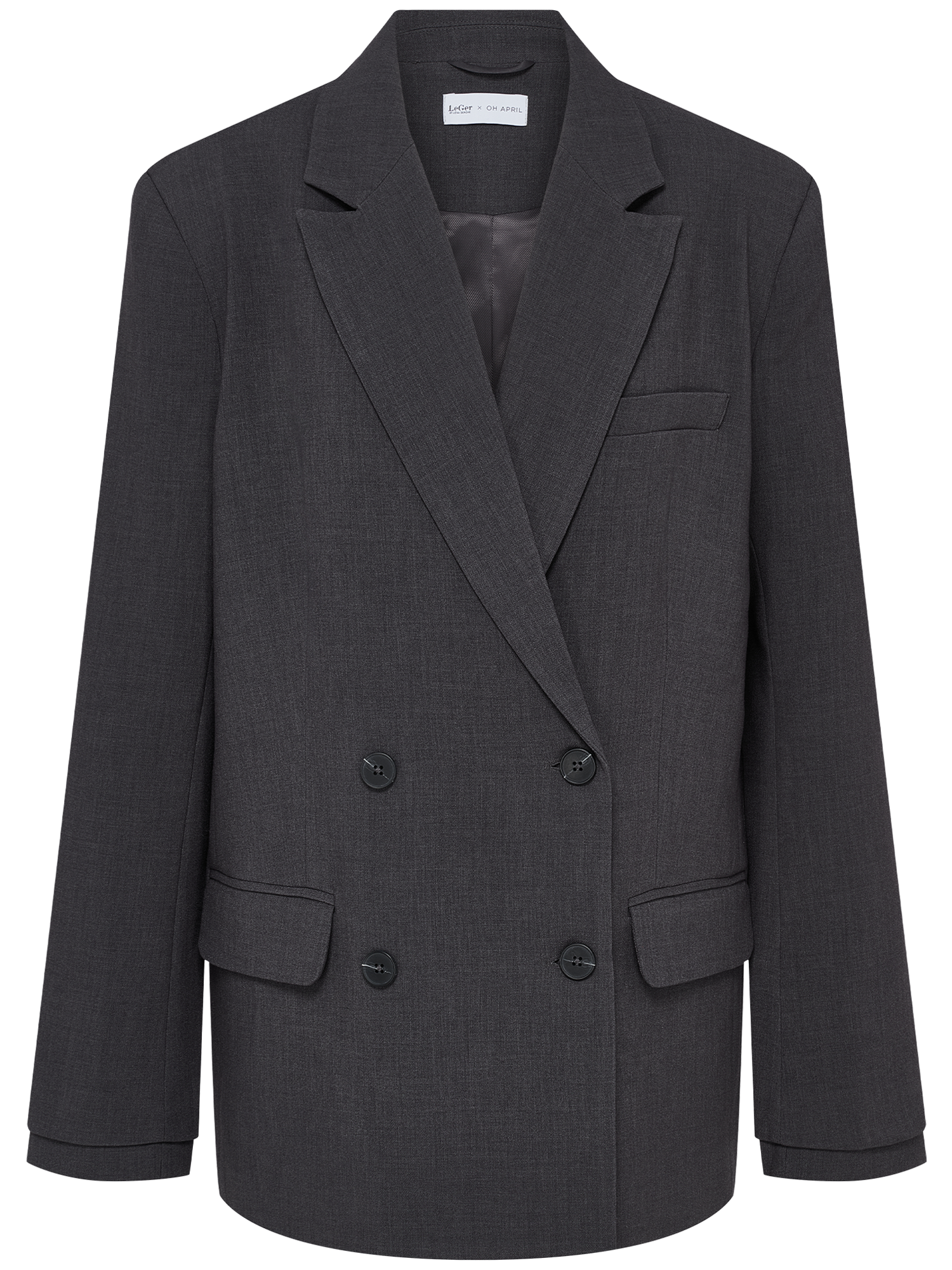 Der LeGer x Oh April - Franja Blazer von LeGer by Lena Gercke ist ein dunkelgrauer, doppelreihiger Blazer mit schwarzen Knöpfen, gekerbtem Revers, zwei Pattentaschen vorne, lockerer Passform, langen Ärmeln und Standardlänge auf weißem Hintergrund.