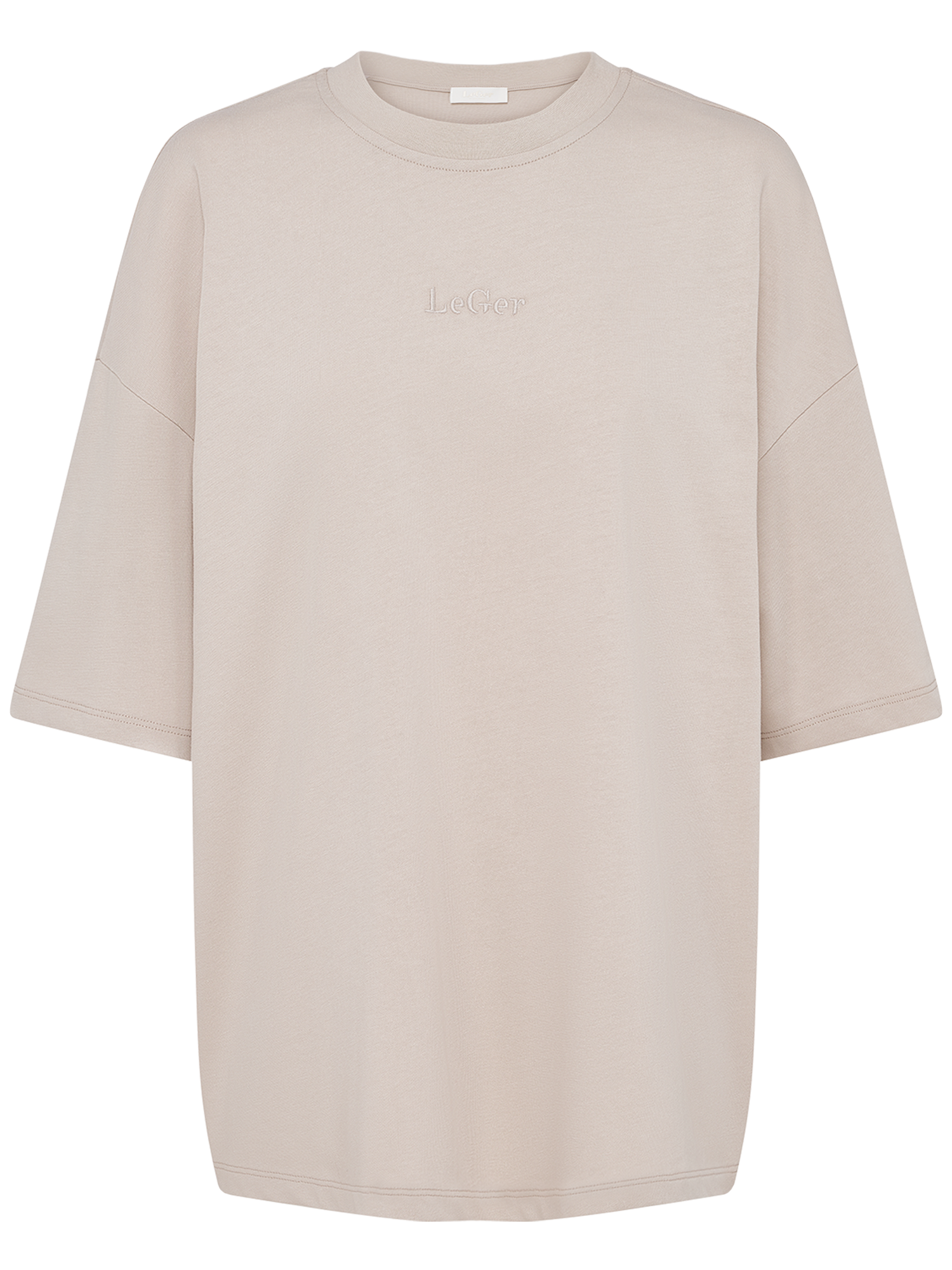 Das Suzi T-Shirt von LeGer by Lena Gercke ist ein schlichtes, beiges Oversize-T-Shirt mit überschnittenen Schultern, ellenbogenlangen Ärmeln und einer dezenten "Le Cop"-Stickerei in der vorderen Mitte.