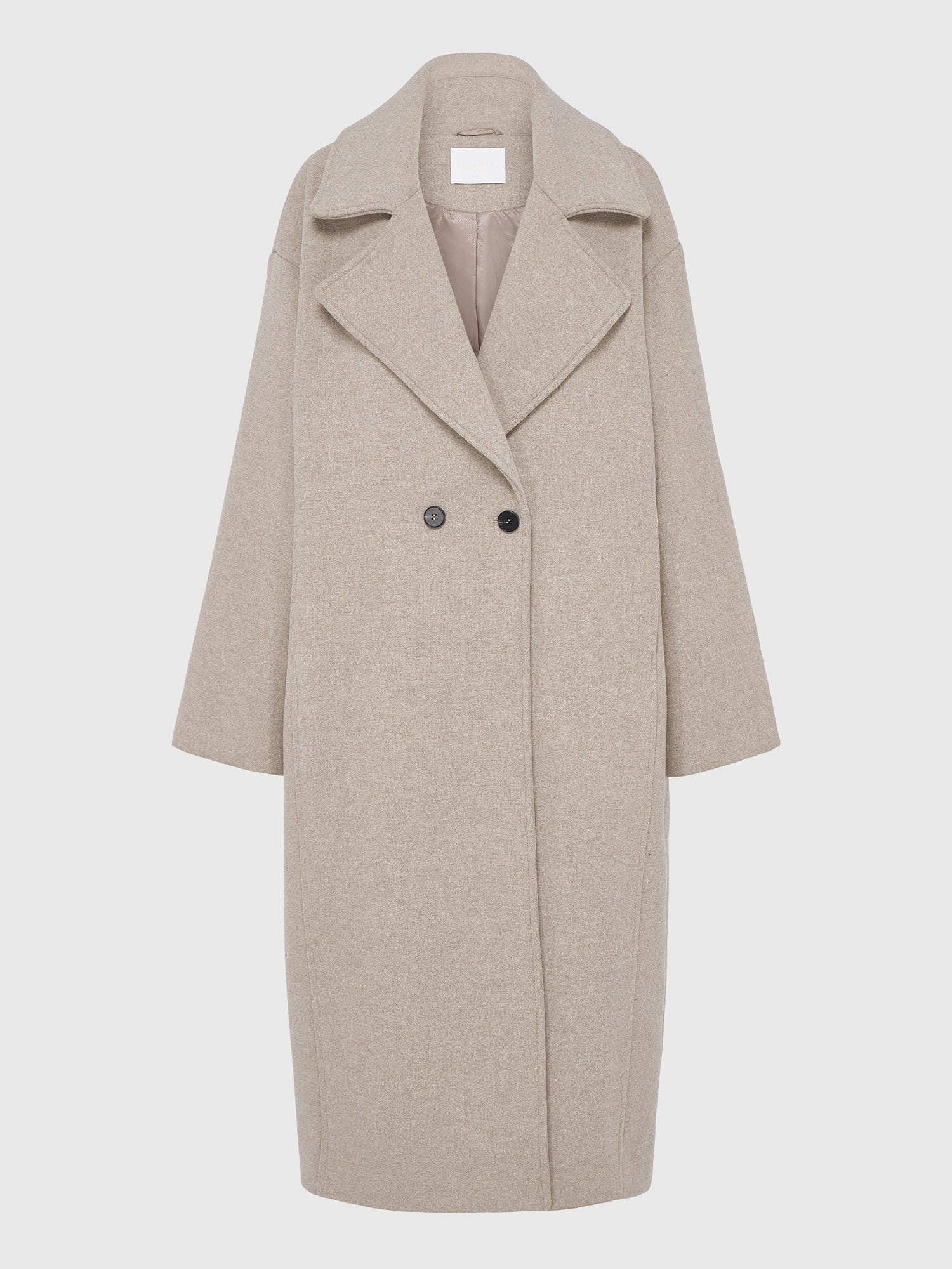 Der Nelly Coat von LeGer by Lena Gercke ist ein beigefarbener, knielanger Wollmantel in Größe 36 mit langen Ärmeln, breitem Revers, überschnittenen Schultern, zwei Knöpfen vorne und einer lockeren, übergroßen Passform, die sich vor einem schlichten weißen Hintergrund präsentiert.