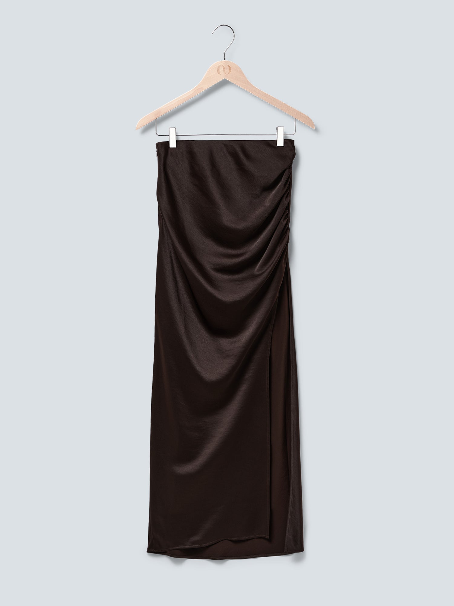 Der Solveig Rock von LeGer by Lena Gercke, ein knöchellanger schwarzer Rock mit drapierten Details an einer Seite, hängt auf einem Holzbügel vor einem hellgrauen Hintergrund.