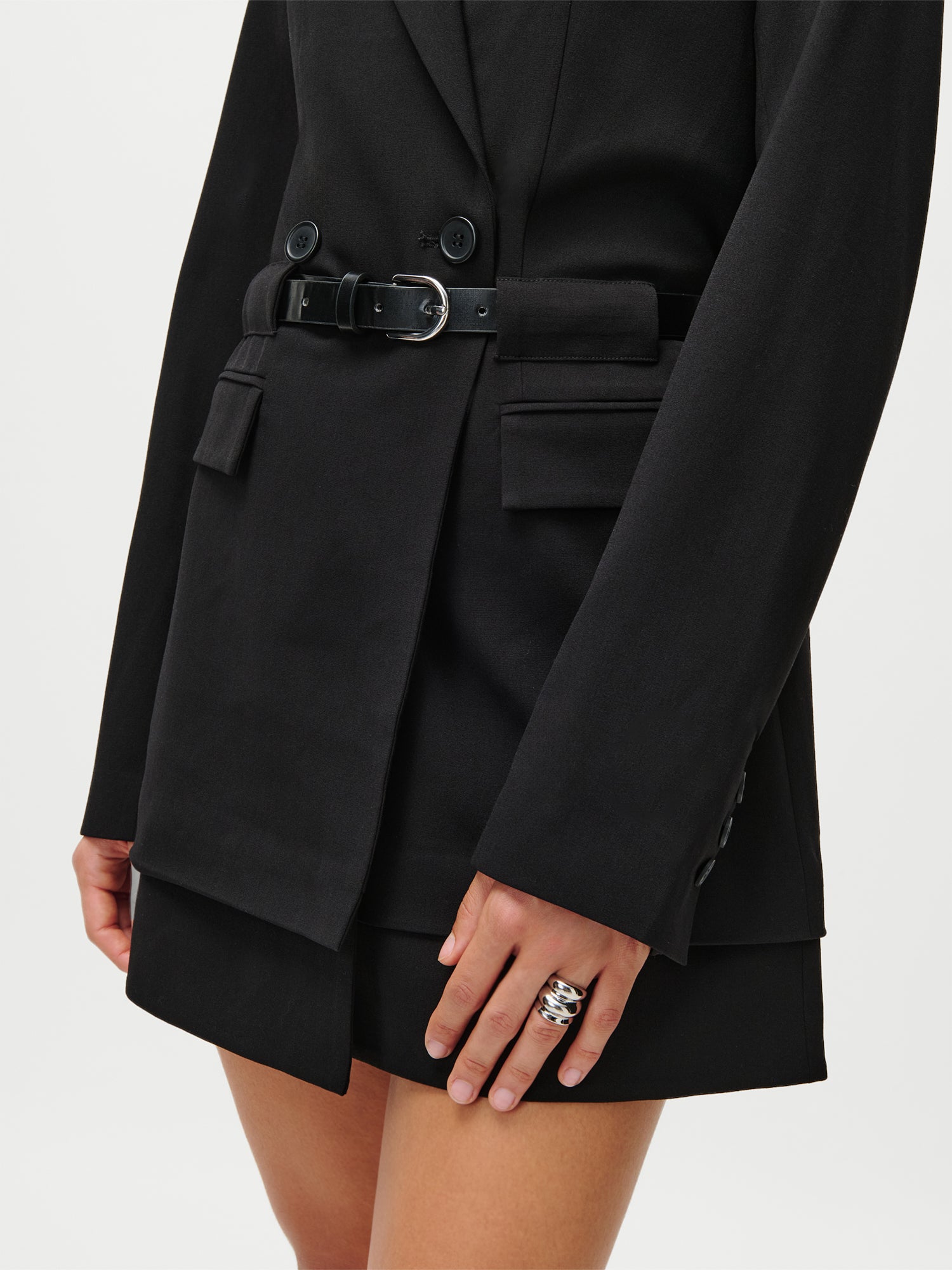 Das LeGer x Purelei „Jolina“-Kleid von LeGer by Lena Gercke besticht durch einen schwarzen Blazer im Zweireiher-Stil mit langen Ärmeln, einem Gürtel, einem mehrlagigen Rock und einem silbernen Ring an der linken Hand. Die Regular-Fit-Passform sorgt für einen zeitlosen Look.