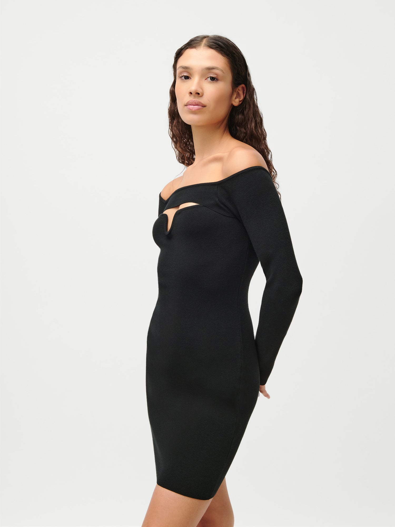 Eine Frau in dem schwarzen Evelin Dress von LeGer by Lena Gercke, das eine schmale Passform hat.