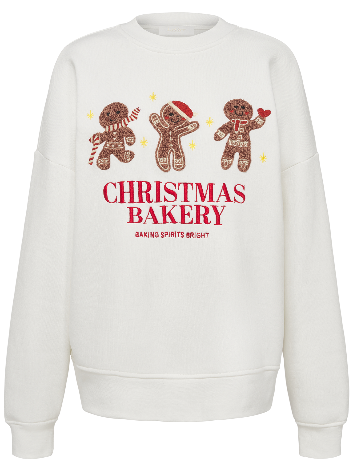 Der Pullover „Daphne“ von LeGer by Lena Gercke ist ein weißes, normal langes Sweatshirt mit langen Ärmeln, auf dessen Vorderseite drei Lebkuchenfiguren, Zuckerstangen und Sterne über der roten Aufschrift „CHRISTMAS BAKERY“ und dem kleineren Schriftzug „BAKING SPIRITS BRIGHT“ abgebildet sind.