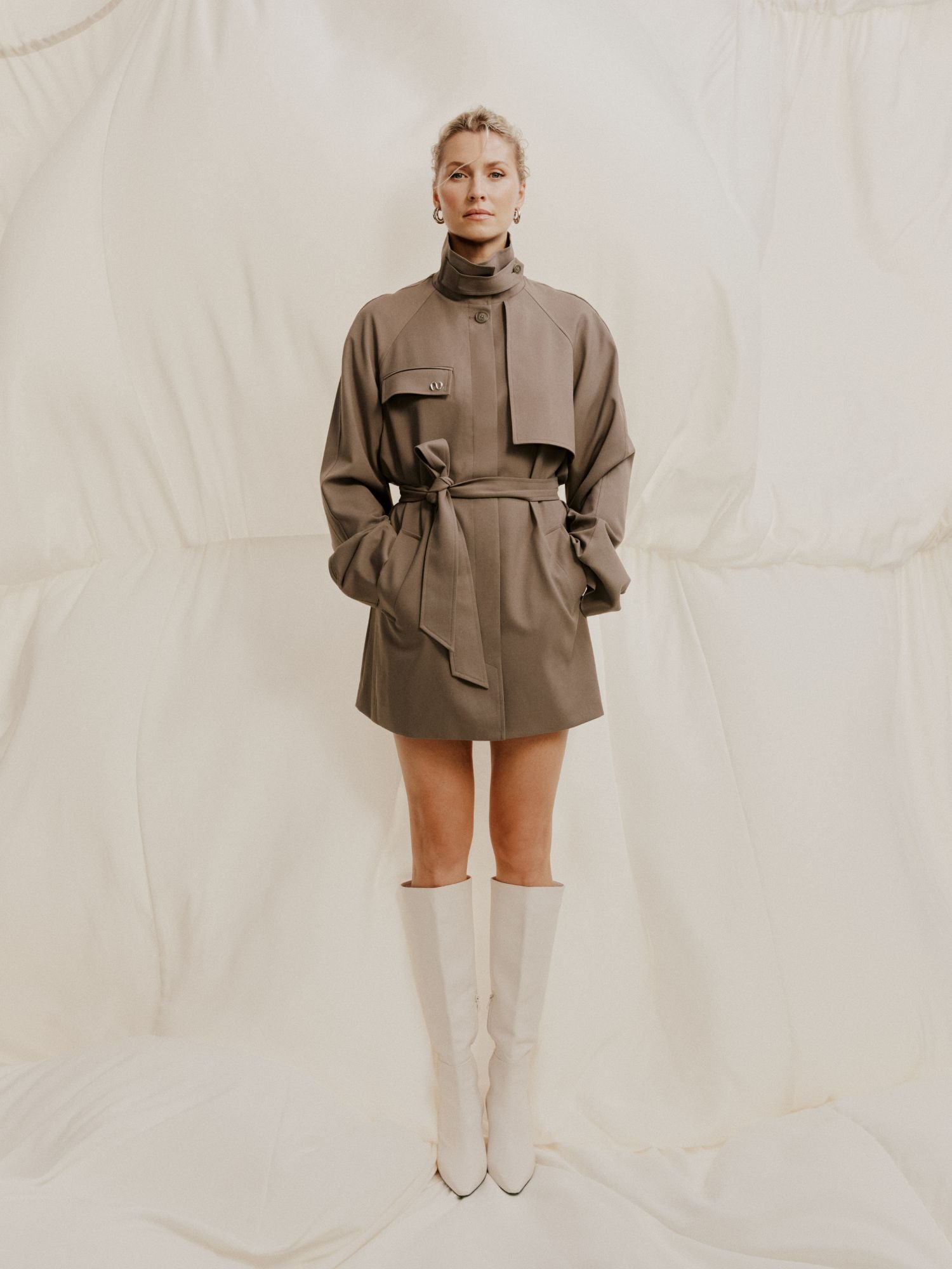 Eine Frau trägt die Fee Jacket von LeGer by Lena Gercke - eine Damenjacke mit lockerer Passform im klassischen Trenchcoat-Stil.