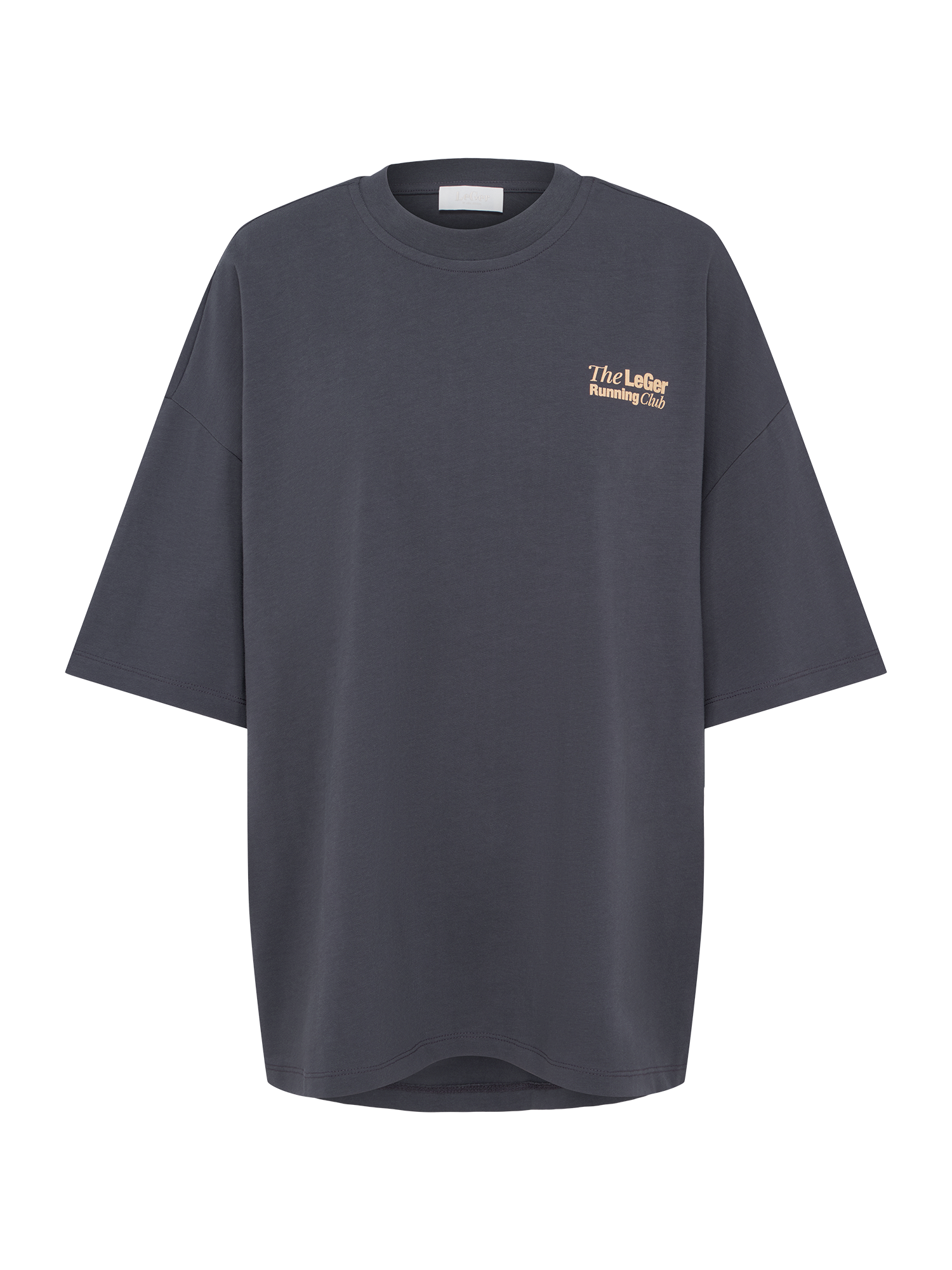 Das „Regina“-T-Shirt von LeGer by Lena Gercke ist ein einfarbiges, oversized T-Shirt in Dunkelgrau mit Streetstyle-Flair, kurzen Ärmeln und einem kleinen gelben „LeGer Running Club“-Logo auf weißem Hintergrund auf der linken Brustseite.