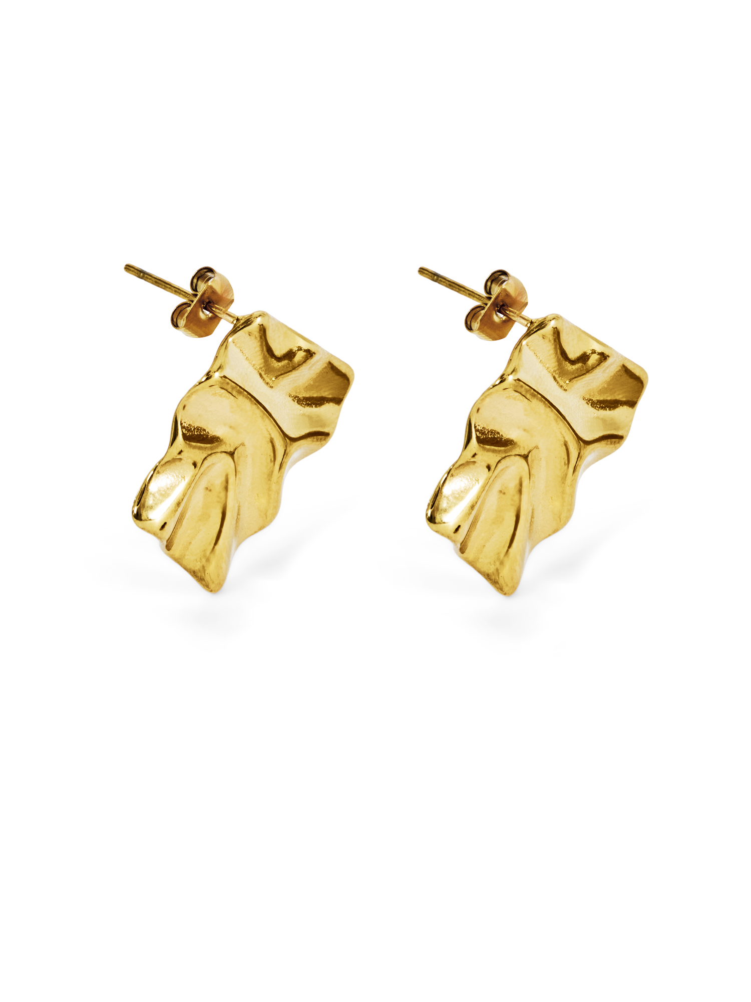 Die Alita-Ohrringe von LeGer by Lena Gercke sind goldene Ohrstecker mit einem abstrakten, gefalteten Design aus Edelstahl mit einer polierten 18K-Goldbeschichtung, die vor einem schlichten weißen Hintergrund gezeigt werden.