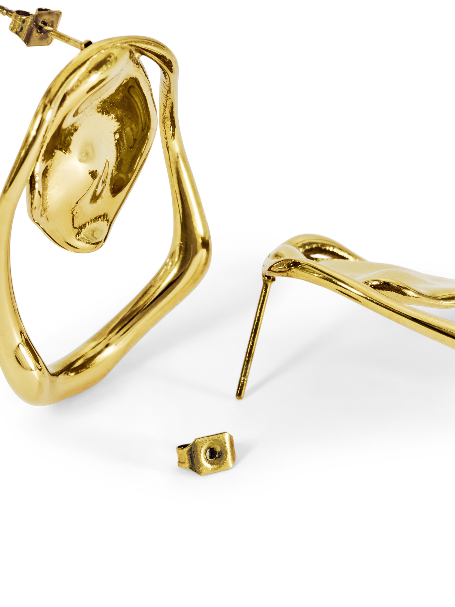 Zwei abstrakte, gewellte Corin Ohrringe von LeGer by Lena Gercke aus Edelstahl mit 18K-Goldbeschichtung liegen auf weißem Hintergrund: Einer steht aufrecht mit sichtbarem Rücken, der andere liegt flach und zeigt die abgenommene Rückseite.