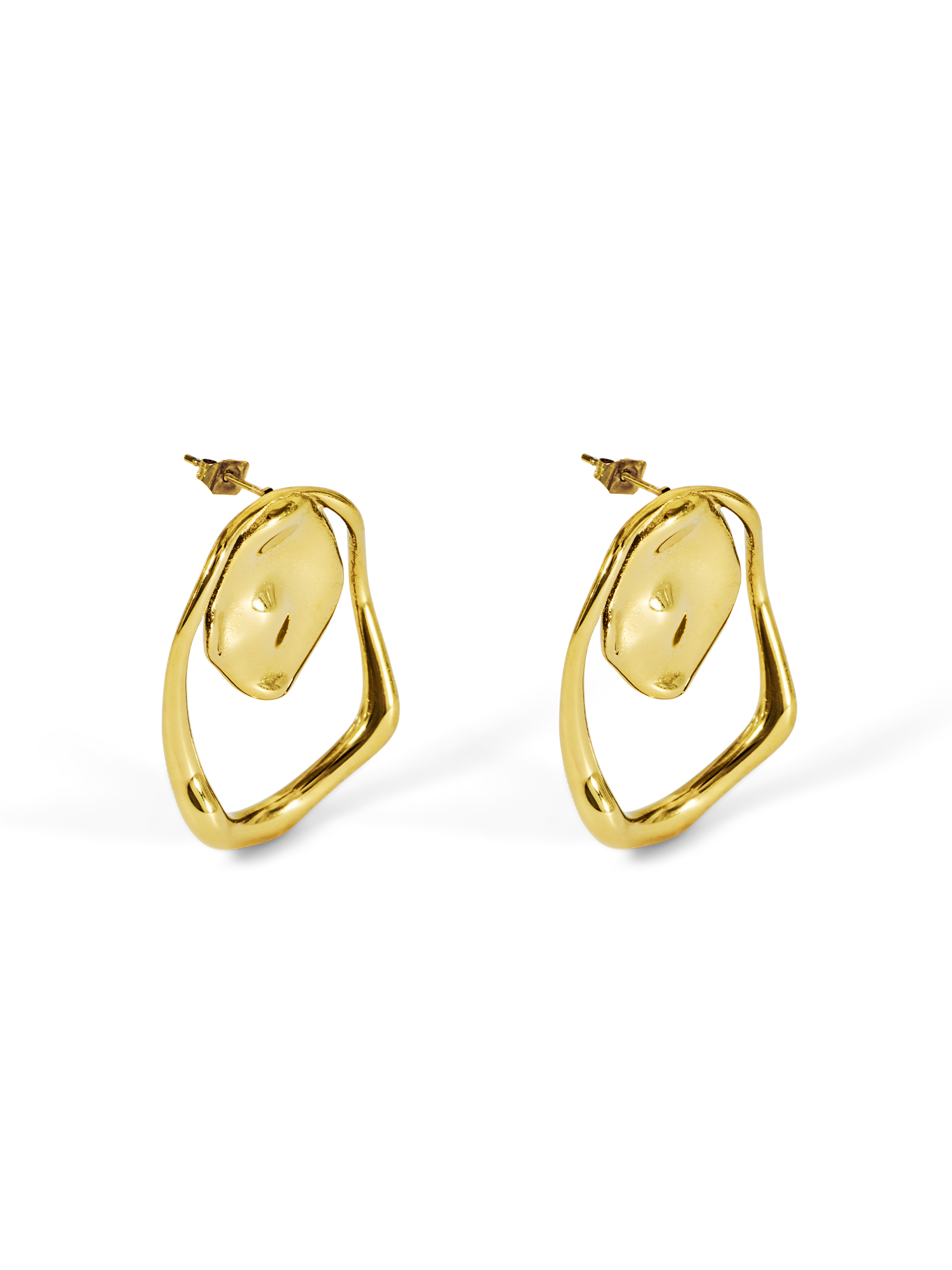 Die Corin Earrings von LeGer by Lena Gercke sind Ohrringe aus Edelstahl mit 18-karätiger Goldplattierung. Sie zeigen abstrakte Schlangenkopfformen, gewellte Reifen als Körper und kleine Augendetails auf einem schlichten weißen Hintergrund.