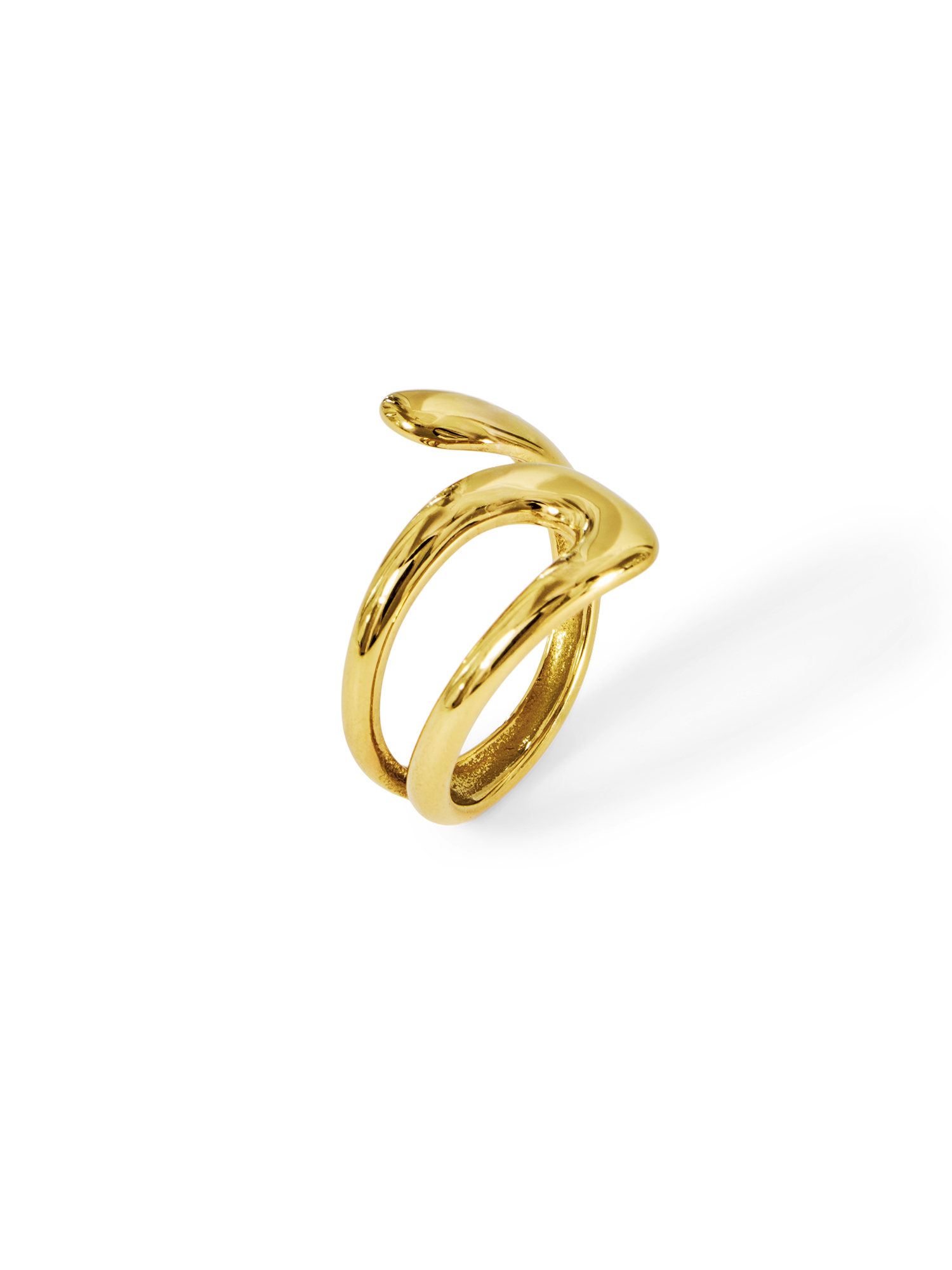 Der Ring Lina von LeGer by Lena Gercke zeichnet sich durch ein modernes, skulpturales Design mit zwei offenen, geschwungenen Bändern aus, die sich oben überlappen und verdrehen. Gefertigt aus Edelstahl mit polierter 18K-Goldbeschichtung, abgebildet auf einem schlichten weißen Hintergrund.