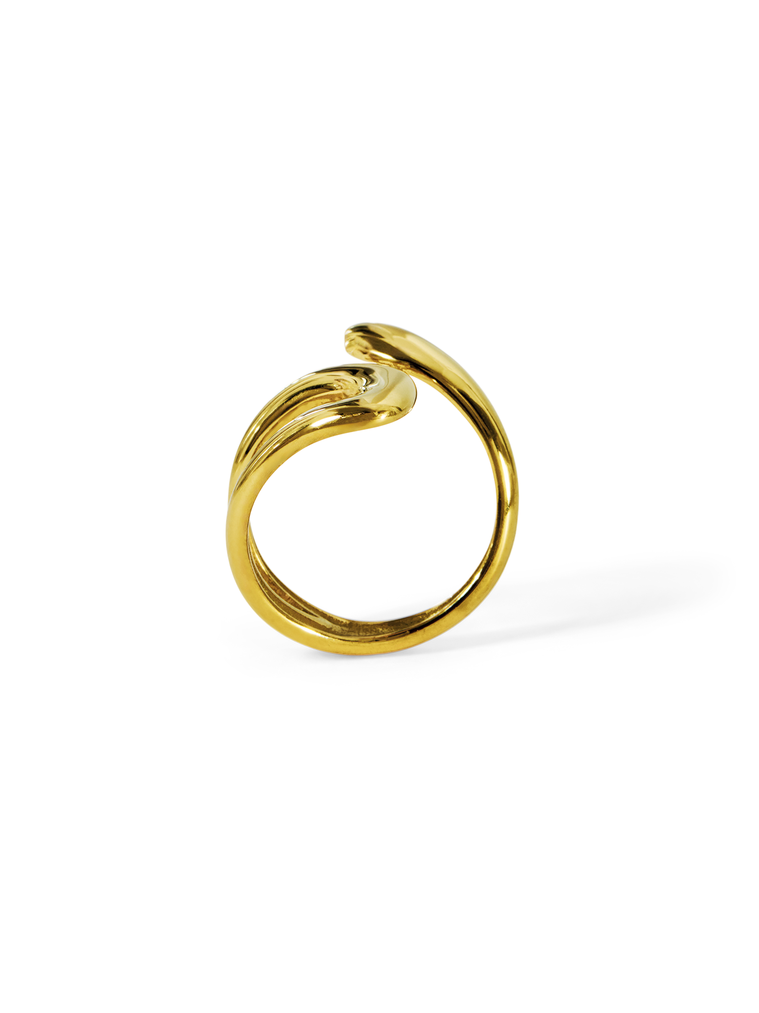 Der Ring Lina von LeGer by Lena Gercke besteht aus Edelstahl mit einer modernen, offenen Silhouette, sanft geschwungenen Linien und einer polierten 18K-Goldbeschichtung, die vor einem weißen Hintergrund gezeigt wird.