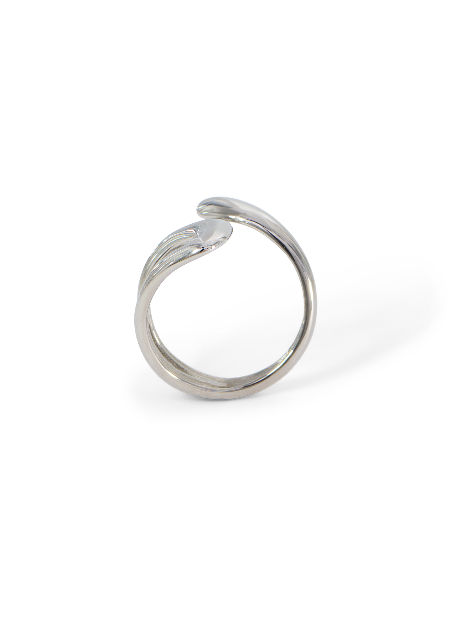 Der Ring Lina von LeGer by Lena Gercke ist ein polierter Edelstahlring mit einem sanft geschwungenen, offenen Band, dessen eine Seite wie eine Feder geformt ist, auf einem schlichten weißen Hintergrund.