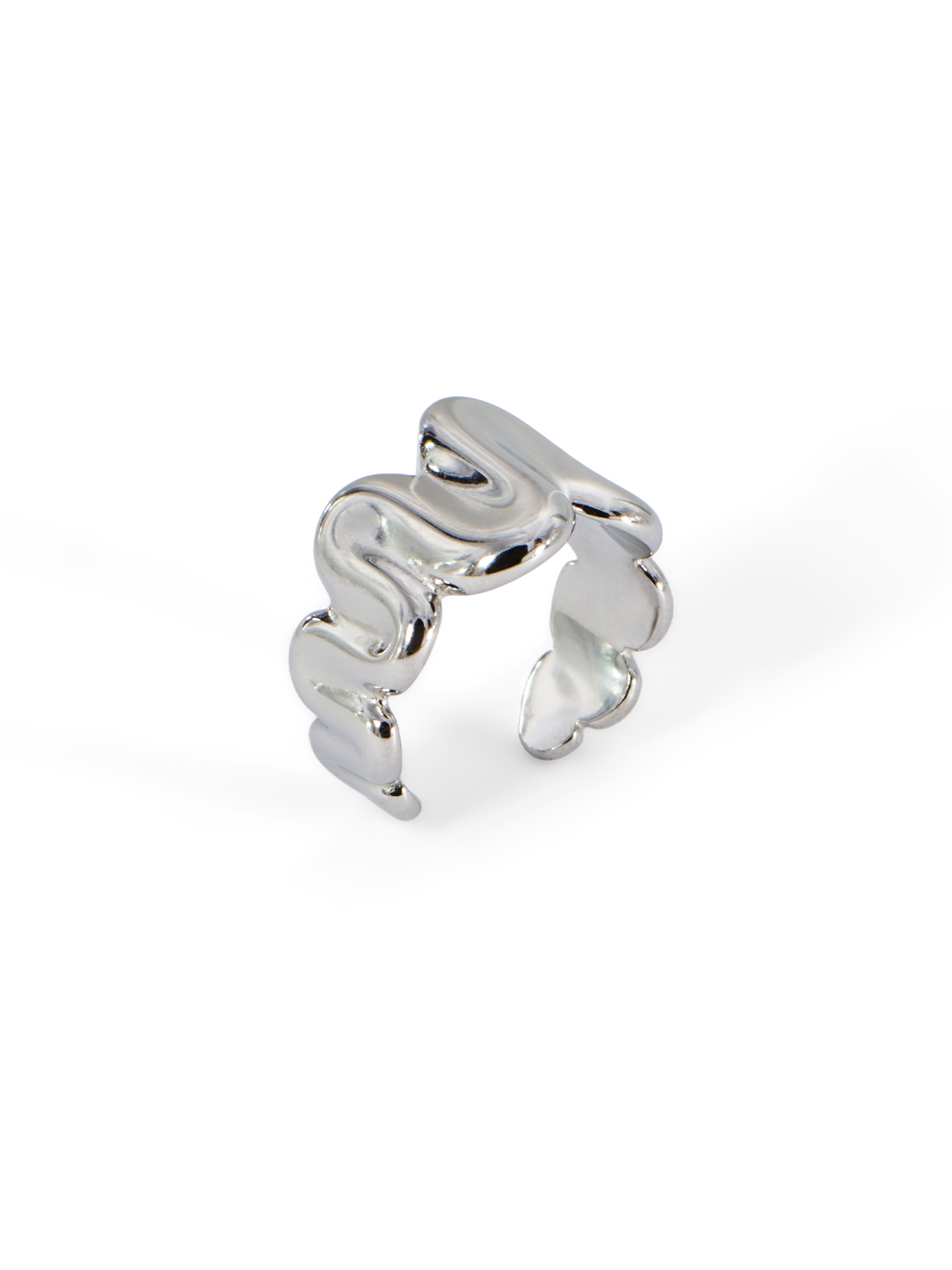 Der Ring Paula von LeGer by Lena Gercke ist ein polierter Edelstahlring mit sanften, gewellten Kurven und einem offenen Band, das auf einem schlichten weißen Hintergrund für einen eleganten Unilook steht.