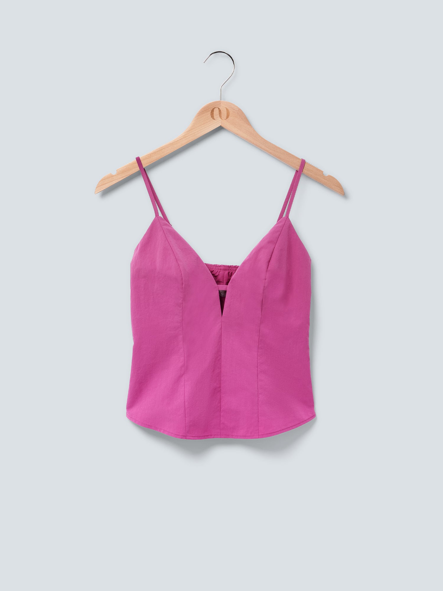 Das Jella Top von LeGer by Lena Gercke ist ein hellrosa, ärmelloses Camisole mit V-Ausschnitt, dünnen Trägern und figurbetonter Passform, das auf einem Holzbügel vor hellgrauem Hintergrund gezeigt wird.