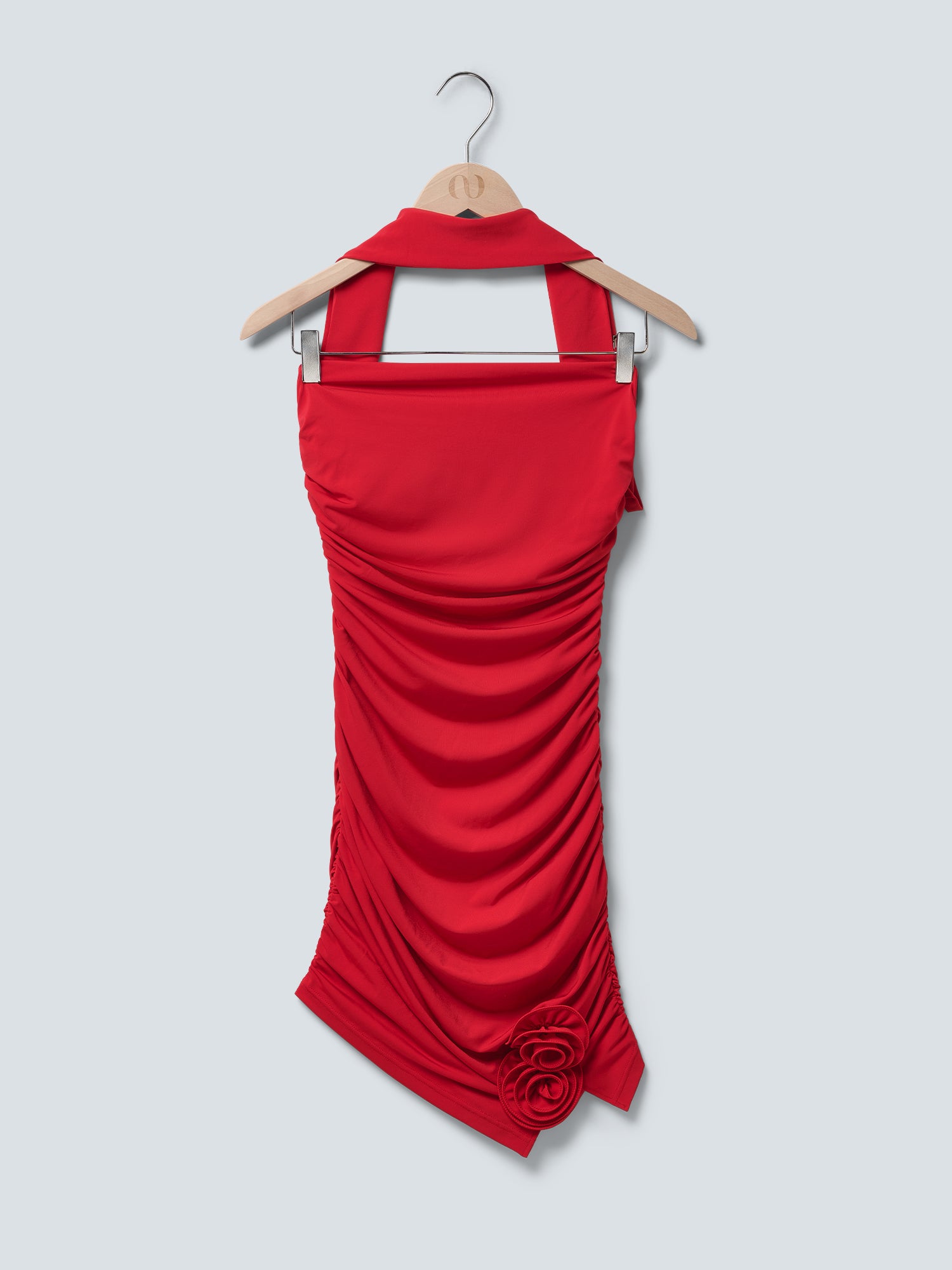 Das Kleid „Eike“ von LeGer by Lena Gercke ist ein ärmelloses, gerafftes rotes Minikleid mit Neckholder-Ausschnitt, asymmetrischem Saum und einer dekorativen Stoffrose am unteren Rand, das auf einem Holzkleiderbügel vor einem hellgrauen Hintergrund zu sehen ist.