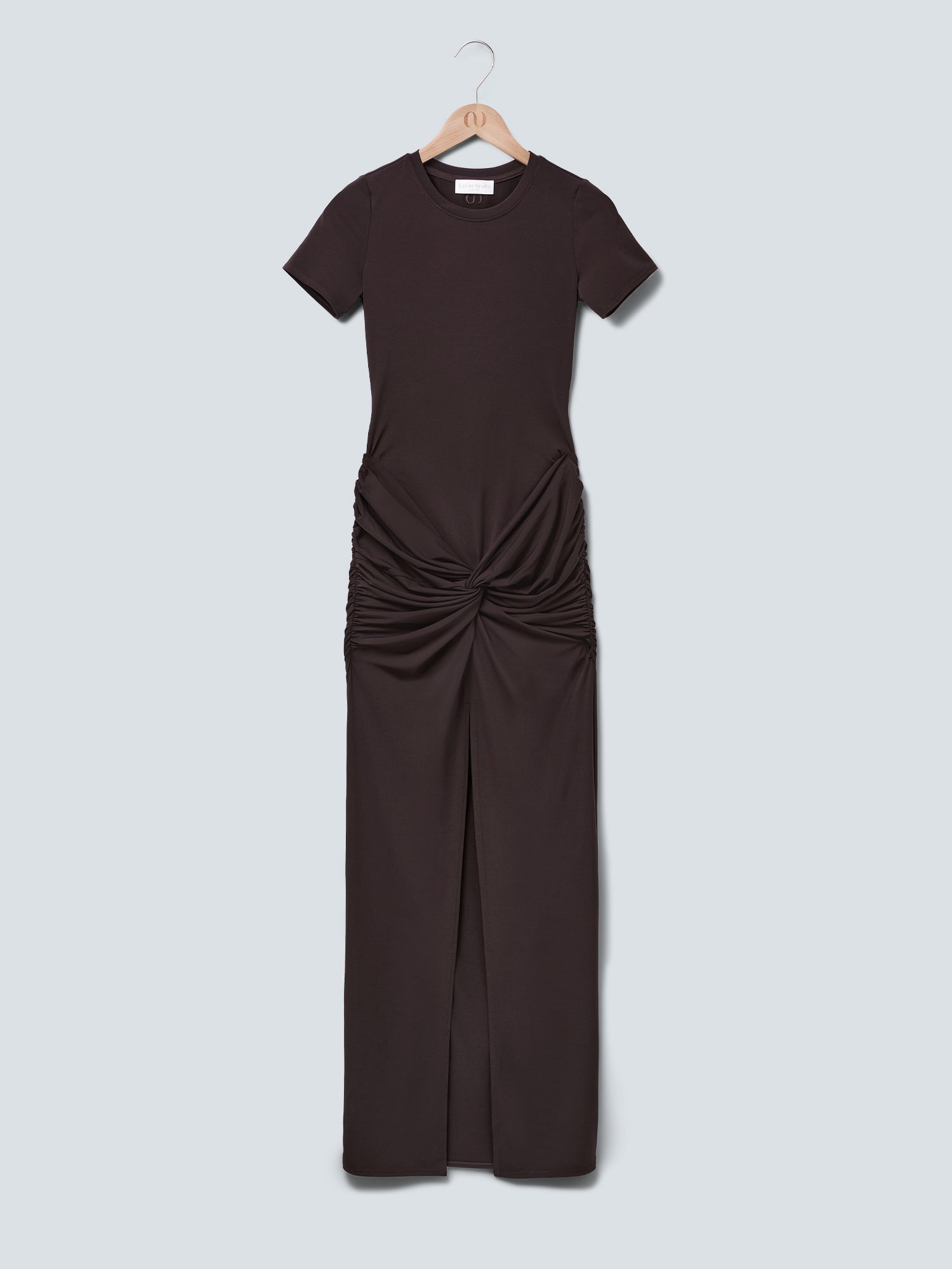 Schwarzes, kurzärmeliges „Gisa“-Kleid von LeGer by Lena Gercke auf einem Kleiderbügel, mit Rundhalsausschnitt, geknotetem Taillendetail und einem Schlitz vorne unterhalb des gerafften Bereichs, abgebildet vor einem hellgrauen Hintergrund.