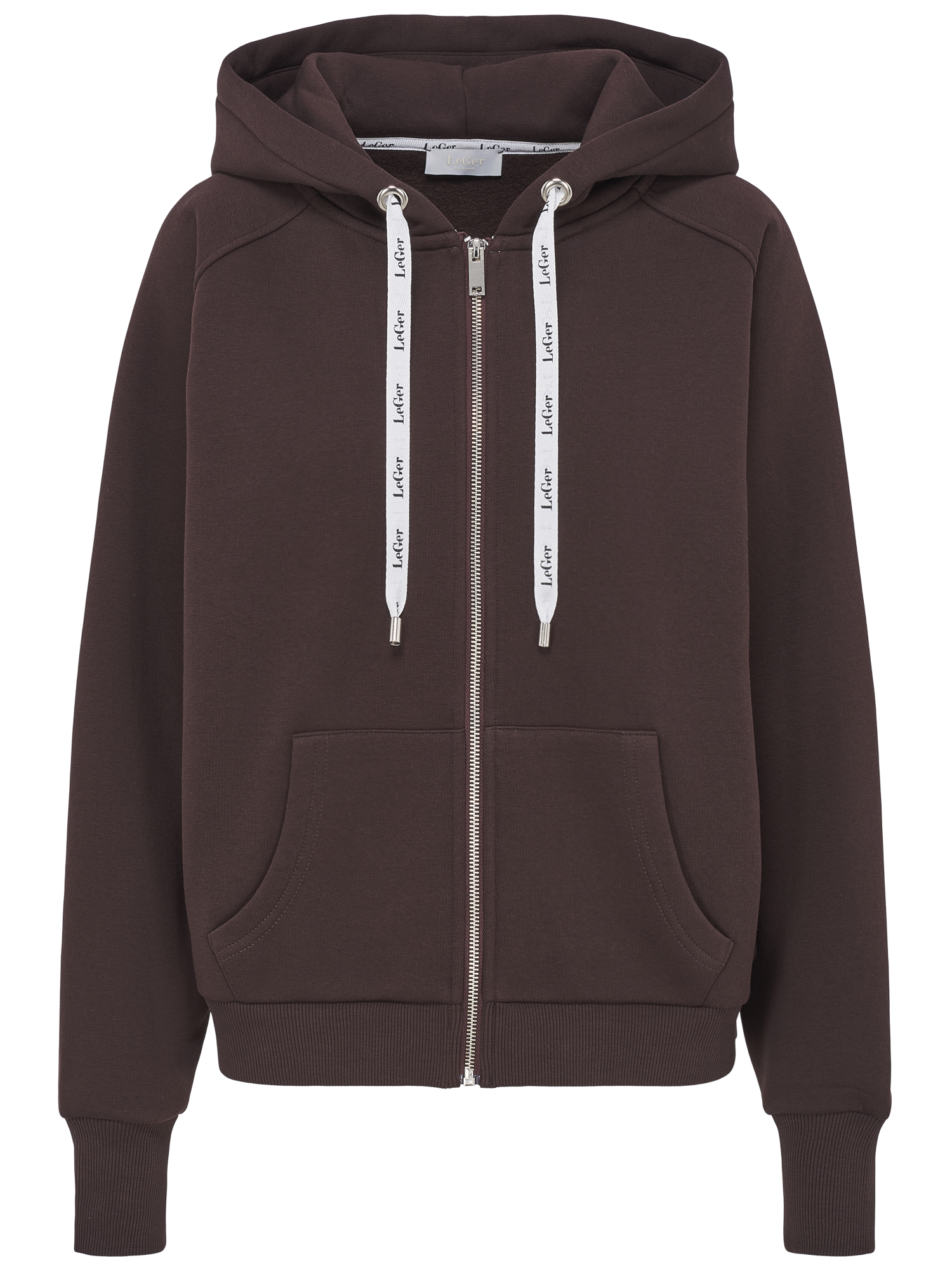 Vor einem schlichten Hintergrund ist ein dunkelbrauner „Phoenix“-Hoodie von LeGer by Lena Gercke zu sehen, der sich durch weiße Kordeln mit kleinem Aufdruck, einen Reißverschluss vorne und zwei Vordertaschen auszeichnet. Mit seinem sportlichen Schnitt und seinem langlebigen Design vereint dieser Hoodie Stil und Strapazierfähigkeit.