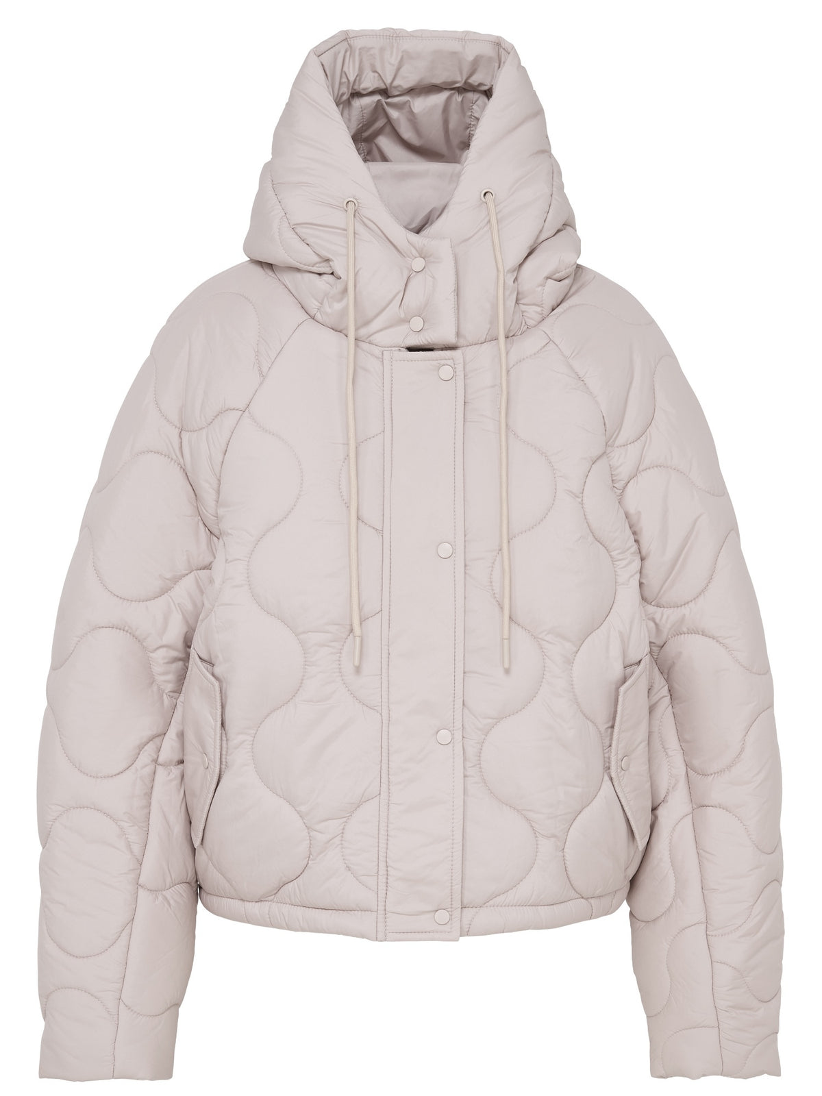 Die Jacke „Fray“ von LeGer by Lena Gercke ist eine hellbeige Steppjacke mit einem gesteppten, wellenförmigen Muster, einer großen Kapuze mit Kordelzug und Druckknöpfen vorne. Diese Jacke besticht durch einen kuscheligen, wattierten Look, lange Ärmel und eine leicht verkürzte Passform.