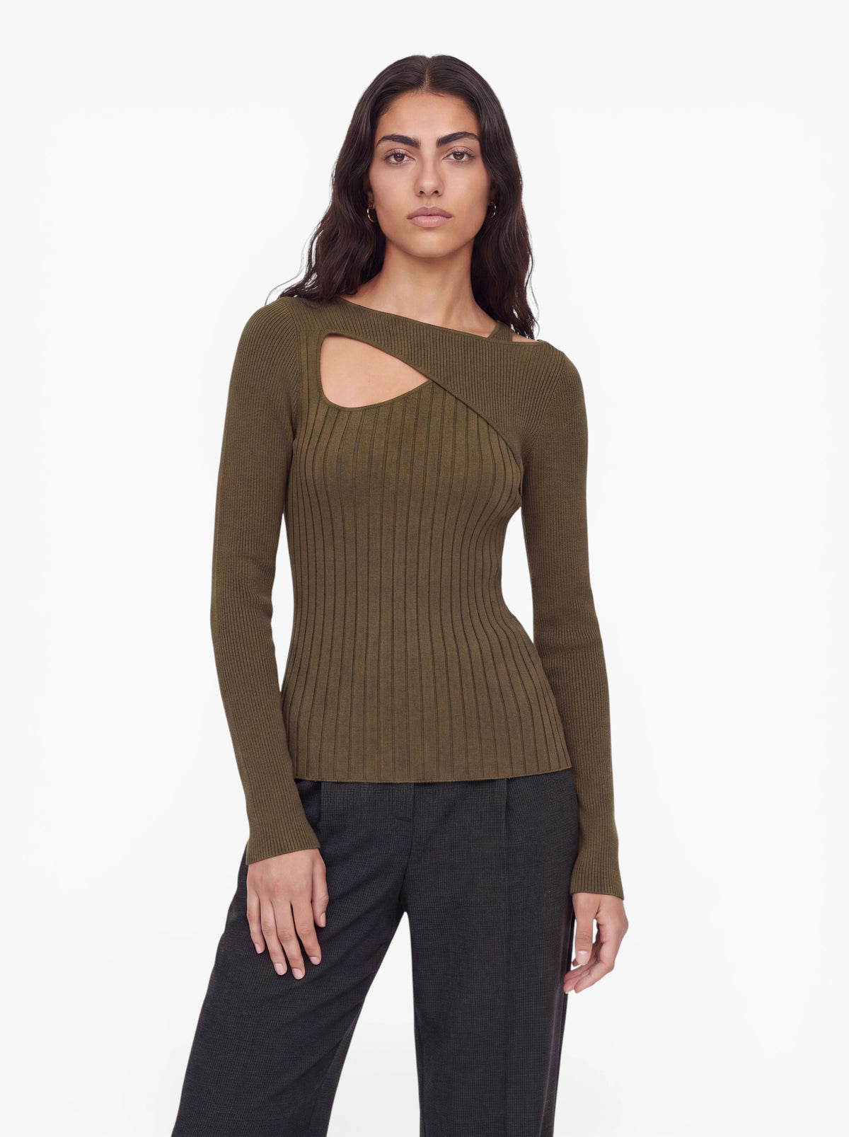 Eine Person steht vor einem schlichten weißen Hintergrund und trägt dazu eine dunkle Hose sowie den Pullover „Selina“ von LeGer by Lena Gercke – einen olivgrünen, gerippten Strickpullover mit asymmetrischem Ausschnitt und einem schicken Ausschnittdetail.