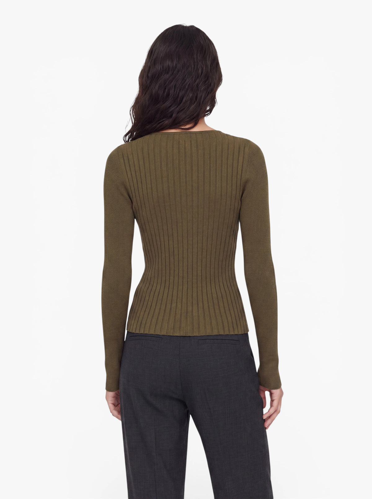 Eine Person mit welligem, dunklem Haar trägt den figurbetonten Pullover „Selina“ von LeGer by Lena Gercke mit asymmetrischem Ausschnitt aus olivfarbenem Rippstrick sowie eine dunkle Hose und steht mit dem Rücken zur Kamera vor einem schlichten weißen Hintergrund.