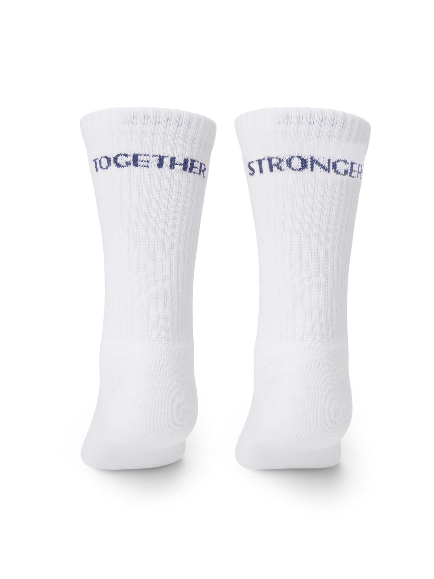LeGer x Oh April - Sue Socks Stronger by LeGer by Lena Gercke: weiße gerippte Socken, Größe 36, mit "TOGETHER" (links) und "STRONGER" (rechts) in dunkelblau am oberen Rand. Das Model ist 1,73 m groß. Siehe Produktinfo für weitere Details.
