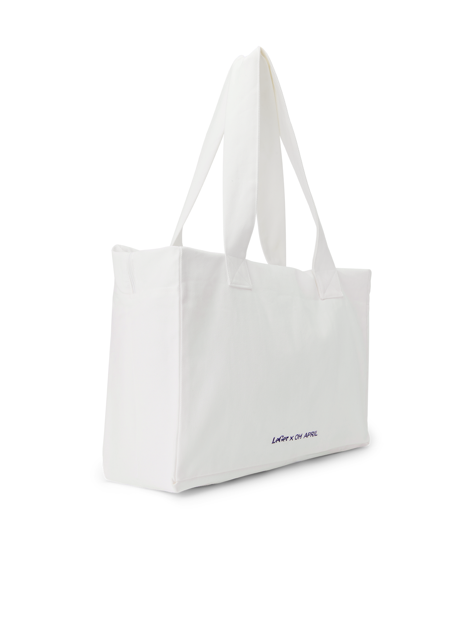 Der LeGer x Oh April - Anni Shopper von LeGer by Lena Gercke ist eine weiße Canvas-Tasche mit zwei Henkeln, abgebildet in Größe 36 und modelliert von einer 1,73 m großen Person. Ein kleiner blauer "Le PLIAGE X ON AURA"-Schriftzug akzentuiert die untere Ecke auf einem schlichten weißen Hintergrund.