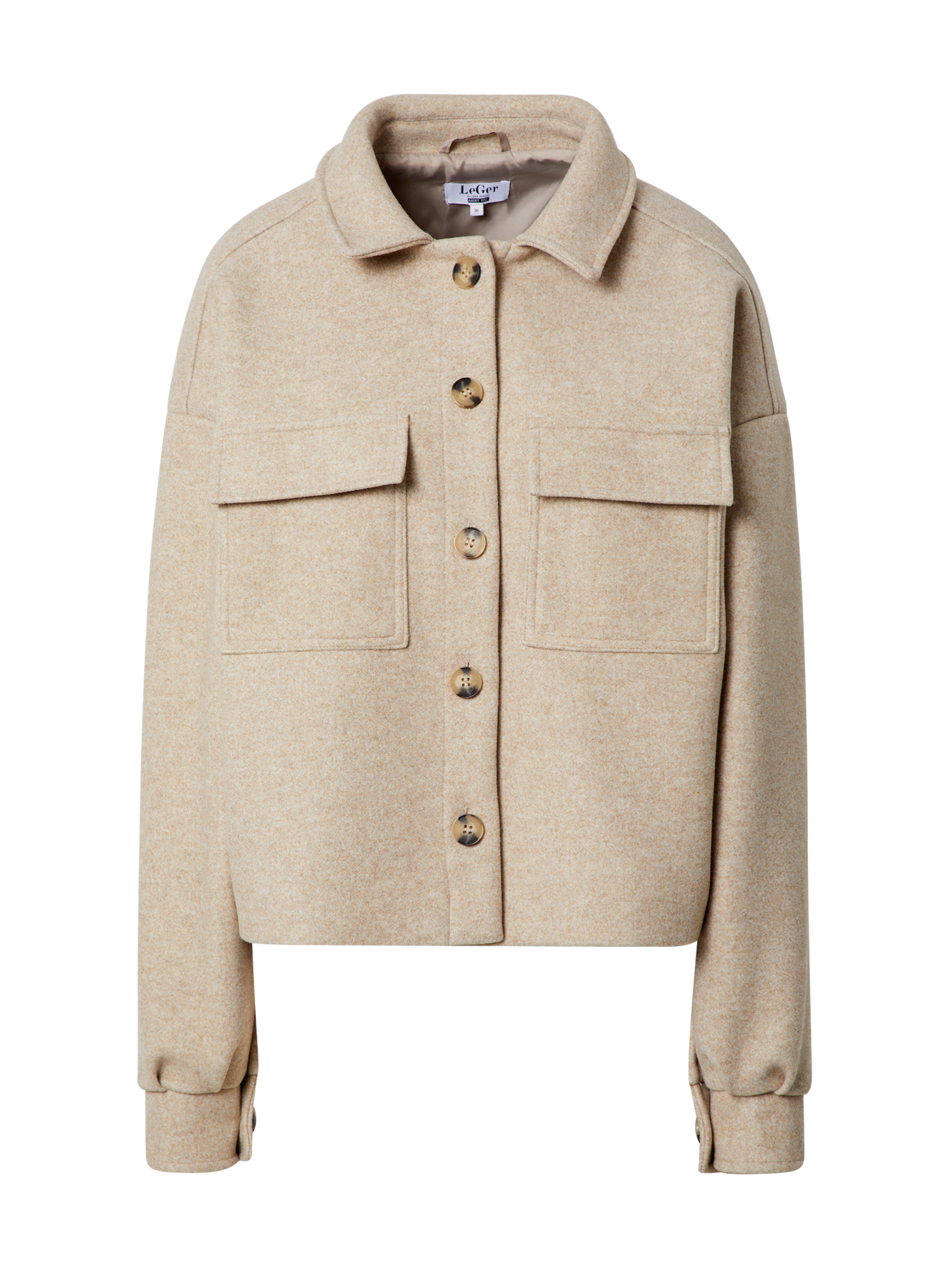 Die Jacke „Eva“ von LeGer by Lena Gercke ist ein beigefarbener Wollmantel mit Knopfleiste vorne, großen Knöpfen und zwei Brusttaschen. Sie hat einen Kragen und Langarmärmel und sorgt in ihrer normalen Länge für ein stilvolles und gemütliches Aussehen.