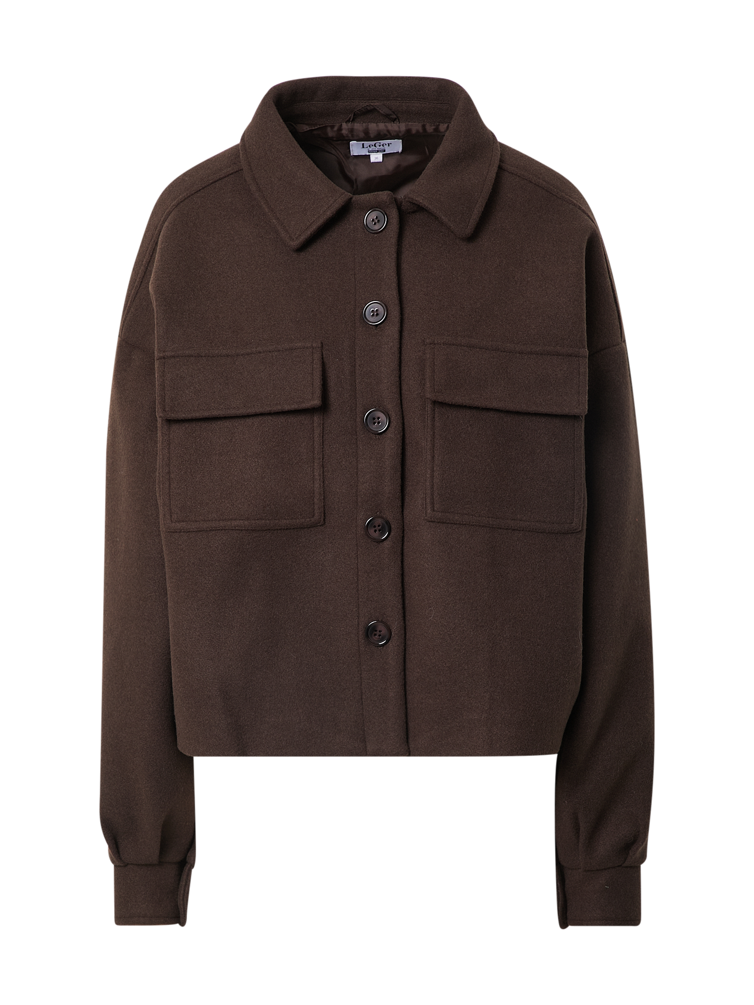 Die Eva Jacket von LeGer by Lena Gercke ist eine dunkelbraune, langärmelige, geknöpfte Kurzjacke mit Kragen und zwei großen Pattentaschen auf der Vorderseite, abgebildet auf einem schlichten weißen Hintergrund.