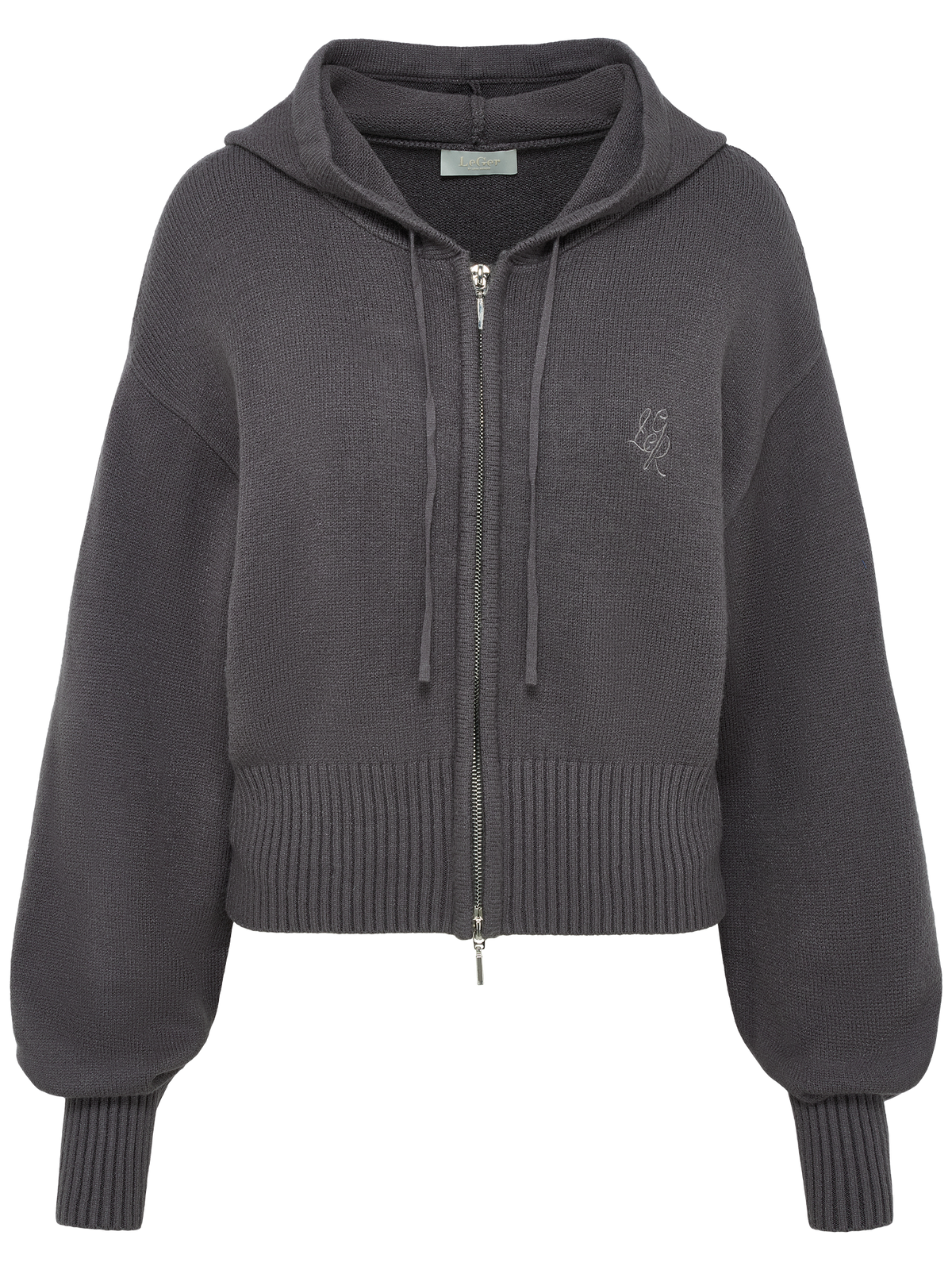 Die Strickjacke „Cornelia“ von LeGer by Lena Gercke besticht durch ein dunkelgraues Design mit Reißverschluss, gerippten Bündchen und Saum, verstellbaren Kordelzügen an der Kapuze sowie einem dezenten gestickten Logo auf der linken Brust. Vor einem schlichten weißen Hintergrund präsentiert sich dieses moderne Must-have für die Freizeit, das von Lena Gercke’s lässigem Stil inspiriert ist.