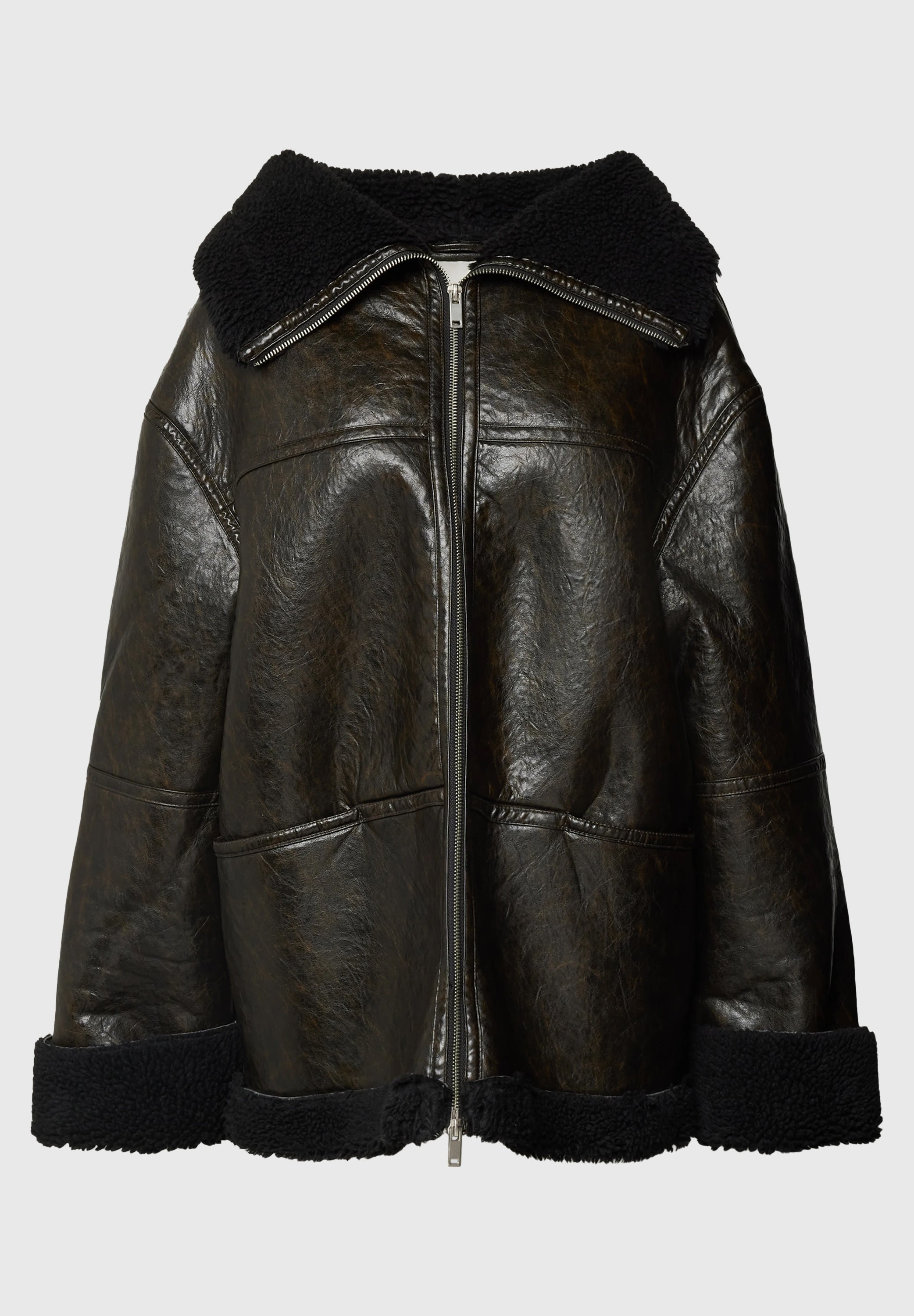Die Nancy Jacket von LeGer by Lena Gercke ist eine dunkelbraune, übergroße Kunstlederjacke in Größe 36 mit normaler Länge und Langarm, mit schwarzem Shearling-Kragen und Manschetten, Seitentaschen und Reißverschluss vorne auf einem schlichten Hintergrund.