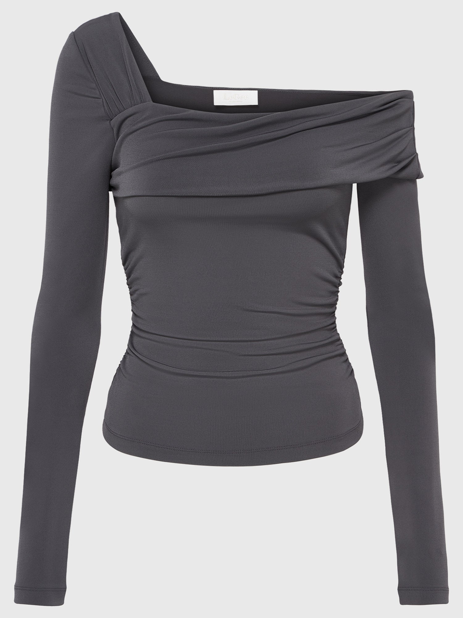 Das Charleen Longsleeve von LeGer by Lena Gercke ist ein schmal geschnittenes, dunkelgraues Oberteil mit einem asymmetrischen Halsausschnitt - ein schulterfreier und ein extralanger Ärmel. Die seitlichen Rüschen und die normale Länge sorgen für ein vielseitiges Styling.