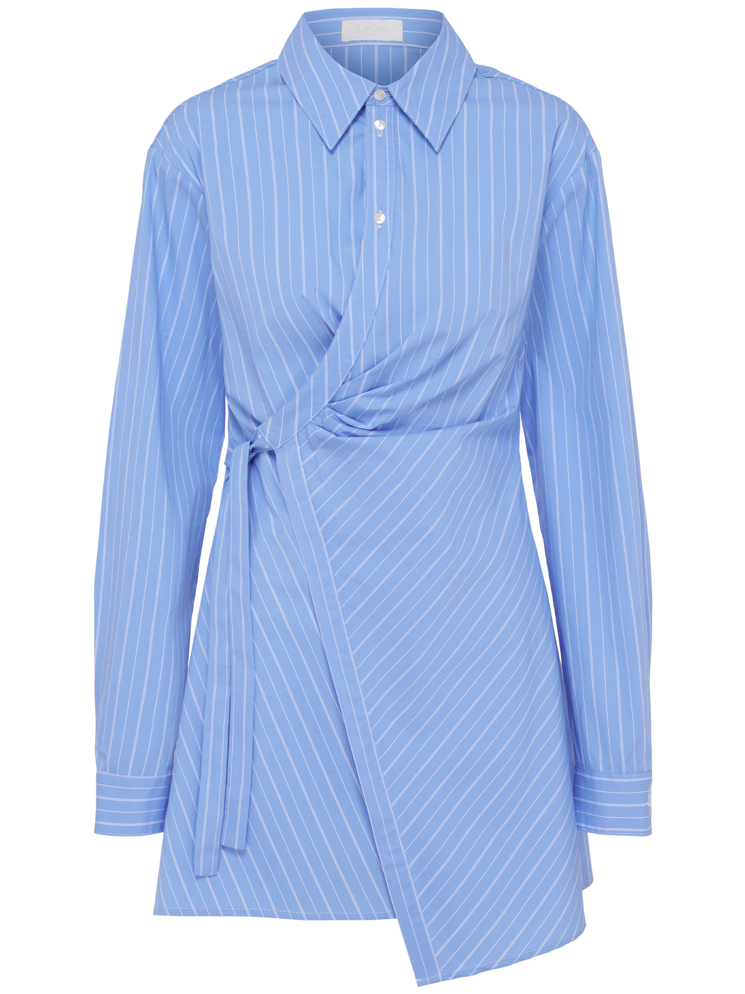 Das Aileen Dress von LeGer by Lena Gercke ist ein blaues, langärmeliges Minikleid mit weißen, vertikalen Nadelstreifen, einem spitzen Kragen und einer Wickeloptik auf der Vorderseite mit einem Bindeband in der Taille für einen asymmetrischen Saum.