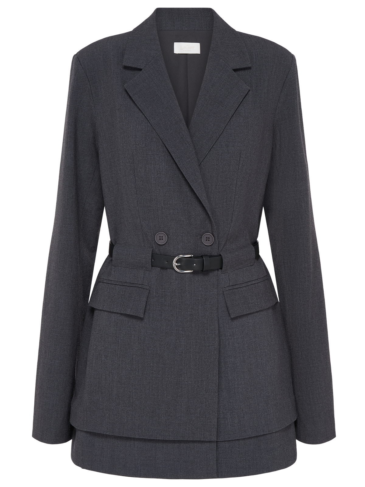 Das taillierte, anthrazitfarbene Blazerkleid „Jeromina“ von LeGer by Lena Gercke besticht durch sein doppelreihiges Design, klassische Revers und Vordertaschen. Ein schwarzer Gürtel mit silberner Schnalle betont die Taille. Das Kleid wird vor einem schlichten weißen Hintergrund präsentiert.