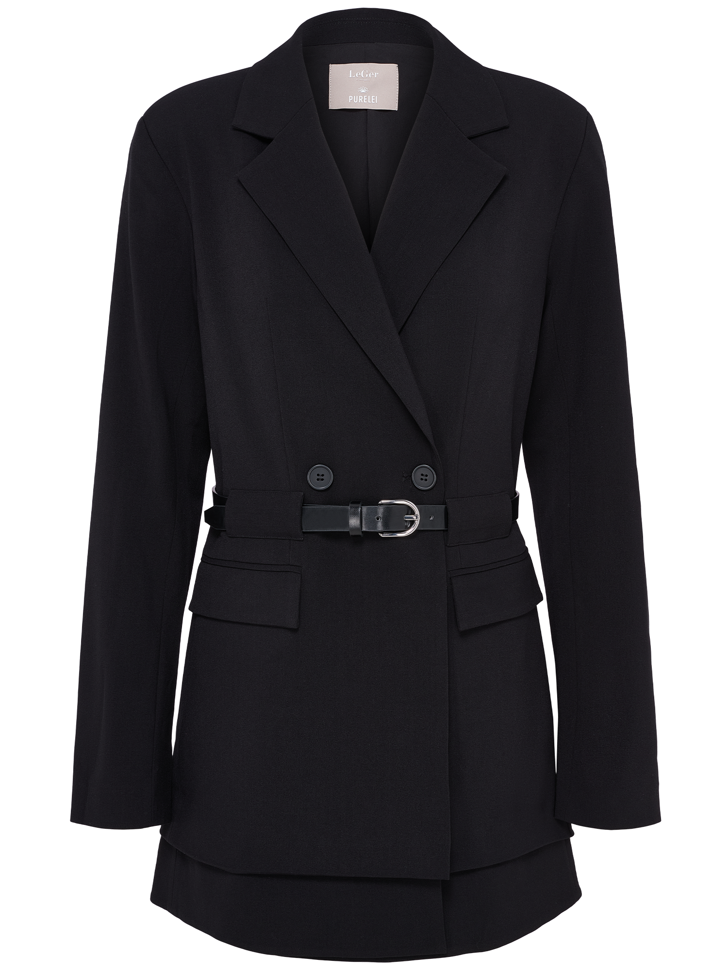 Das LeGer x Purelei „Jolina“-Kleid von LeGer by Lena Gercke besticht durch einen schwarzen Schnitt in Regular-Fit mit gekerbtem Revers, einer doppelreihigen Knopfleiste, Pattentaschen, langen Ärmeln und einem schwarzen Gürtel mit silberner Schnalle an der Taille.