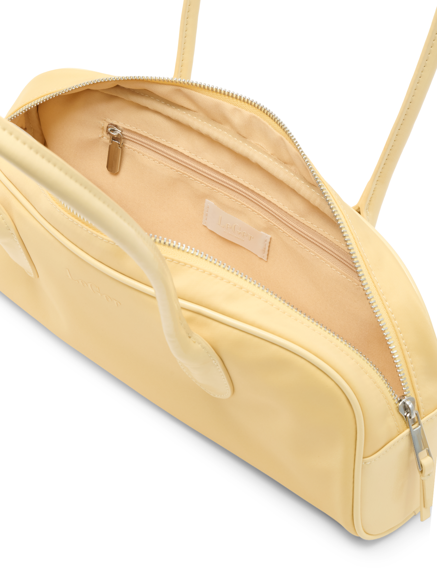 Die Frauke Bag von LeGer by Lena Gercke ist eine hellgelbe Handtasche mit zwei Henkeln, die einen offenen Blick auf das beigefarbene Stofffutter, das Reißverschlussfach und das sichtbare Markenetikett bietet.