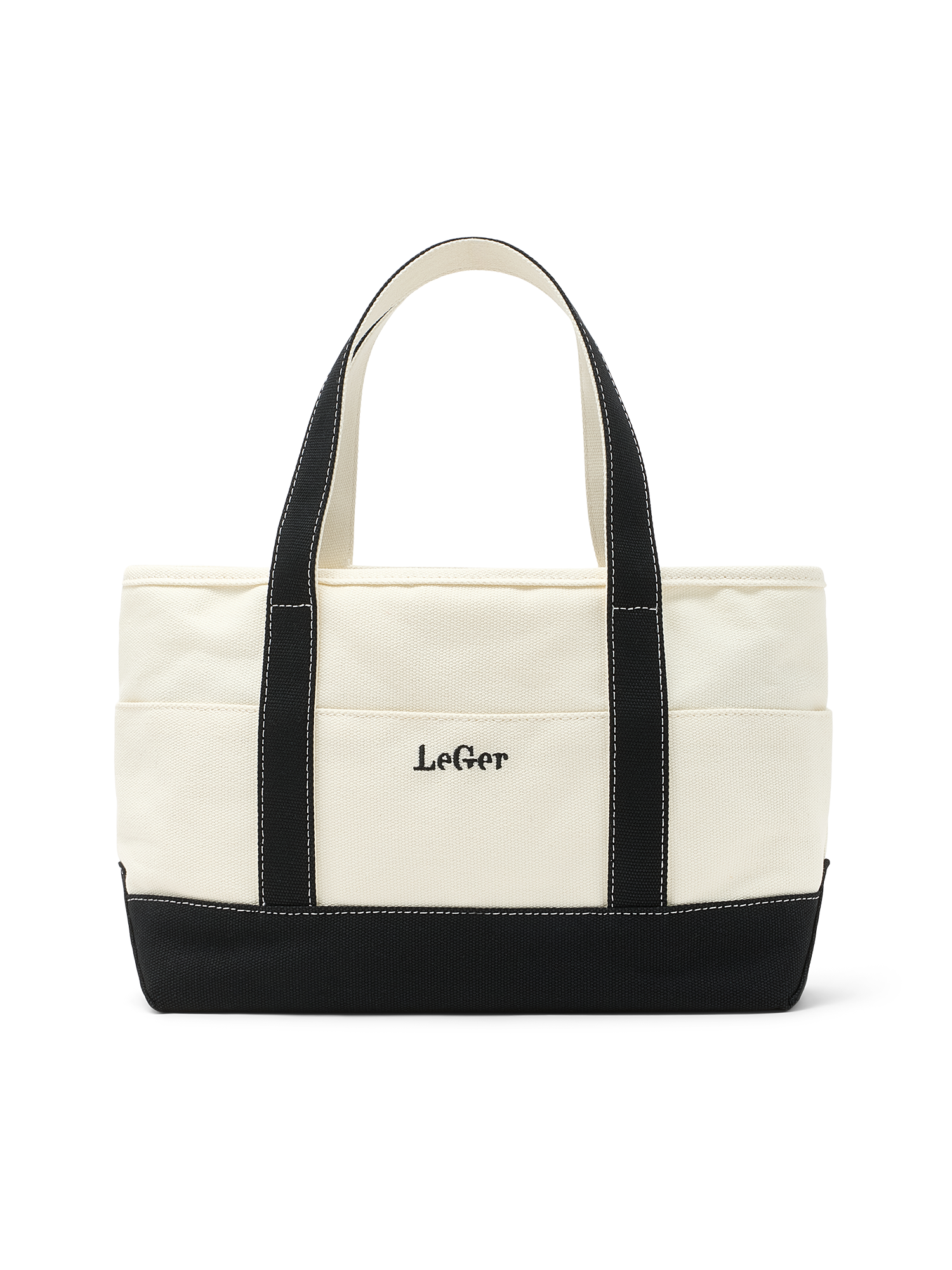 Die Sheila Bag von LeGer by Lena Gercke ist eine zweifarbige Canvas-Tasche mit schwarzen Griffen, Boden und Nähten auf einem weißen Körper. Sie hat eine rechteckige Form, ist oben offen und auf der Vorderseite ist "LeGer" in Schwarz eingestickt.