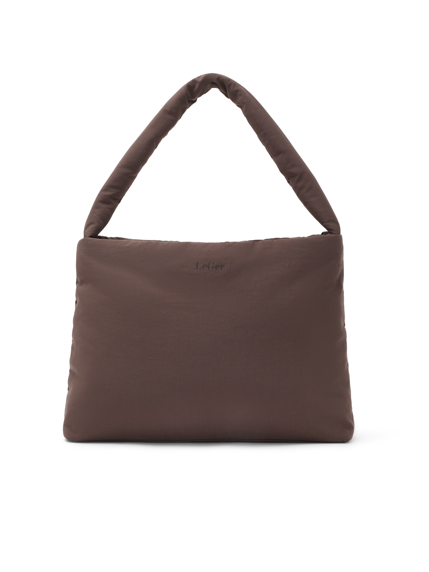 Eine große, weich gepolsterte braune Katrin-Tasche von LeGer by Lena Gercke mit einem dick gepolsterten Griff und minimalistischem Design wird vor einem schlichten weißen Hintergrund gezeigt. Ein dezenter "LeGer"-Schriftzug erscheint in der Nähe der oberen Mitte.