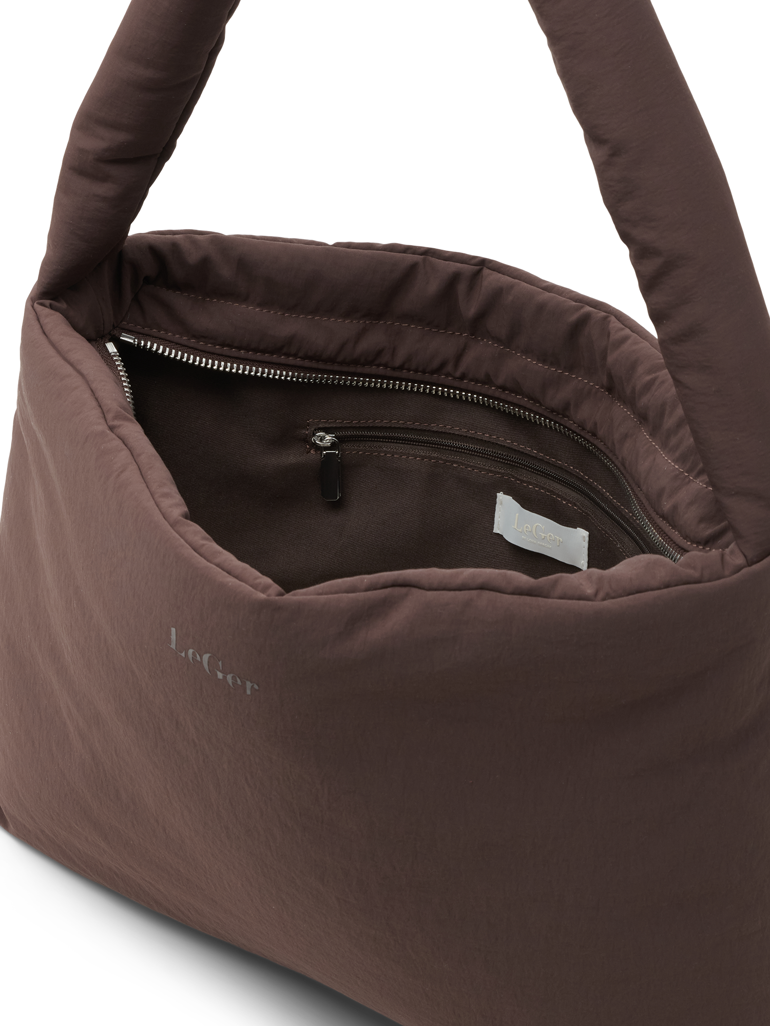 Eine Nahaufnahme einer offenen, braunen, gepolsterten Katrin-Tasche von LeGer by Lena Gercke, mit einem Reißverschlussfach und einem sichtbaren Stoffetikett im Inneren. Auf der Außenseite ist dezent der Markenname zu sehen.