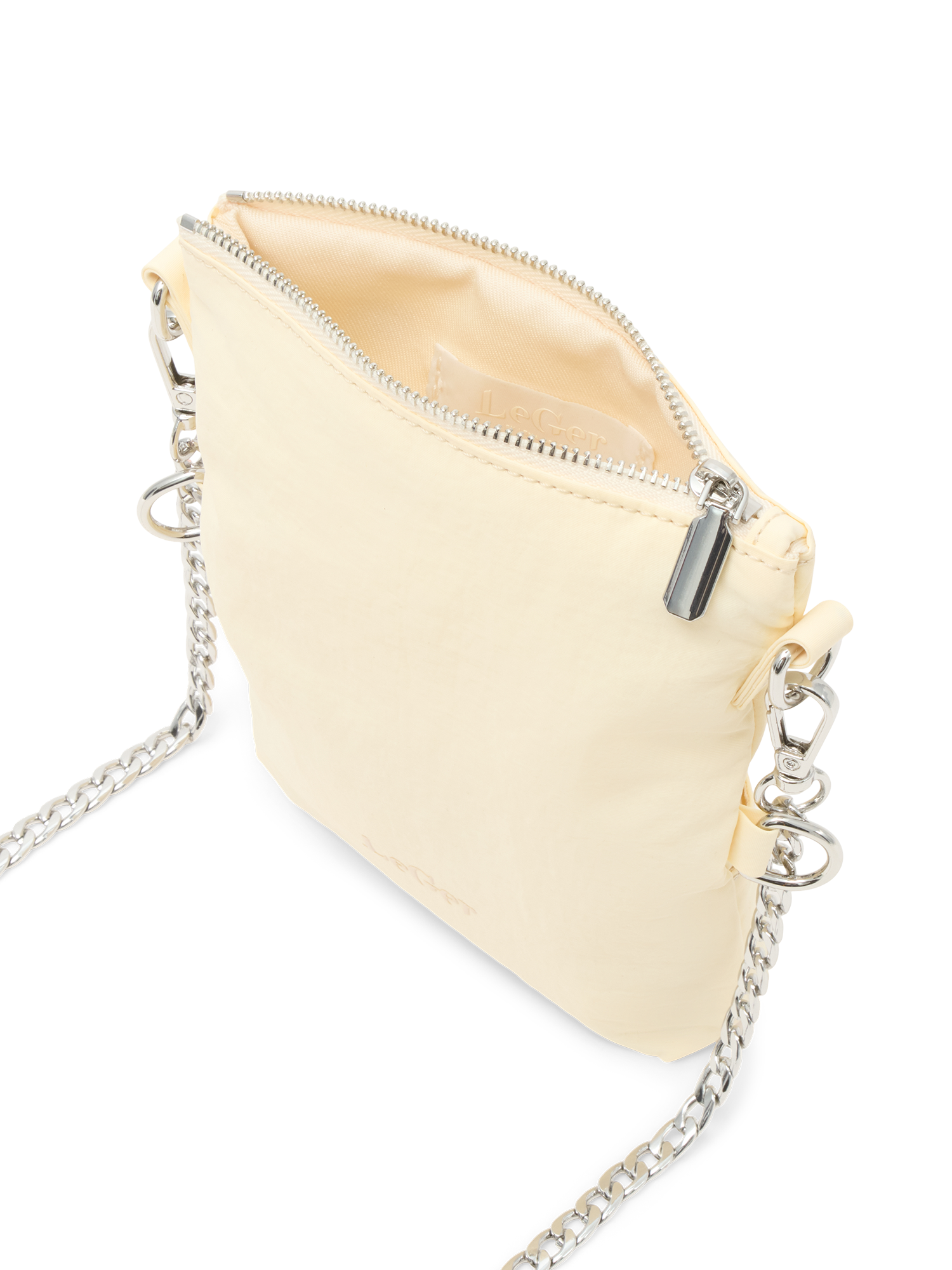 Die Lisa Bag von LeGer by Lena Gercke ist eine kleine, hellbeige Crossbody-Tasche mit silbernem Reißverschluss und Kettenriemen. Sie wird von oben gezeigt, wobei der Reißverschluss teilweise geöffnet ist und das beigefarbene Innenfutter zum Vorschein kommt.