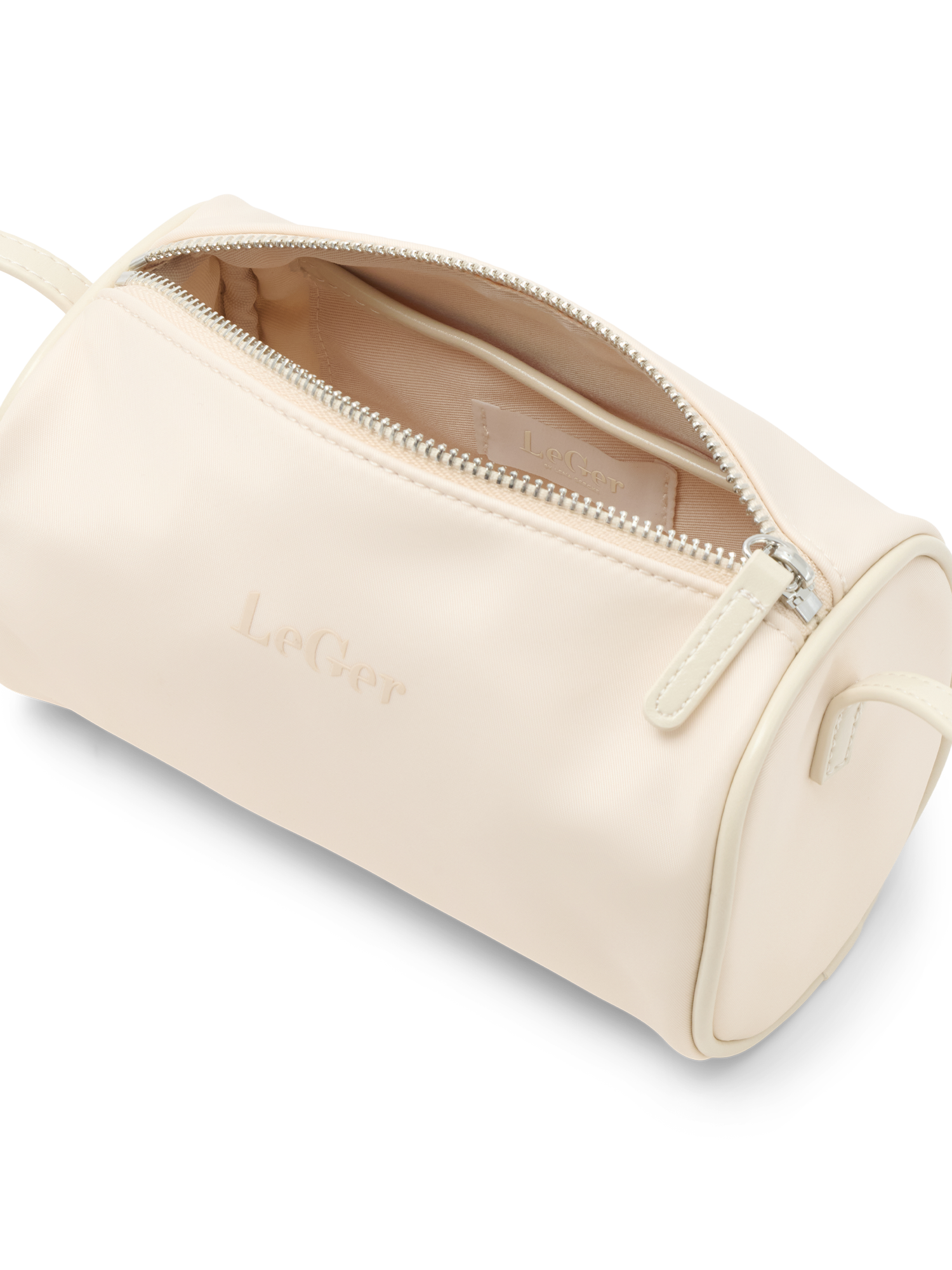 Die Georgia Bag von LeGer by Lena Gercke ist eine kleine, hellbeige Reißverschlusstasche mit "LeGer"-Prägung auf der Vorderseite, die teilweise geöffnet ist, um ihr Inneres zu zeigen.