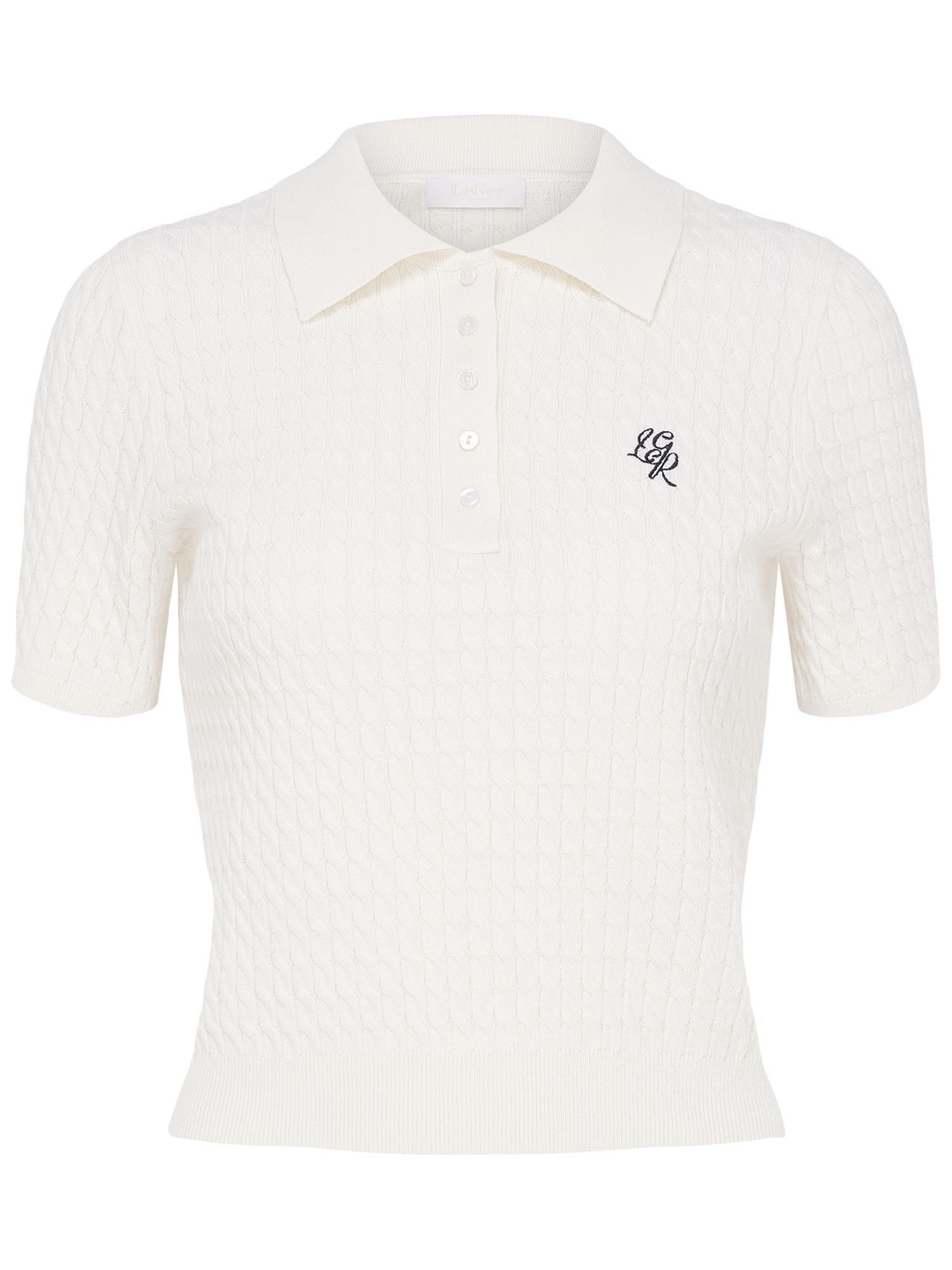 Das Manolja T-Shirt von LeGer by Lena Gercke ist ein weißes, kurzärmeliges Poloshirt aus Zopfstrick in Größe 36 mit Kragen, Knopfleiste und einem kleinen schwarzen "LR"-Monogramm, das auf die linke Brust gestickt ist.
