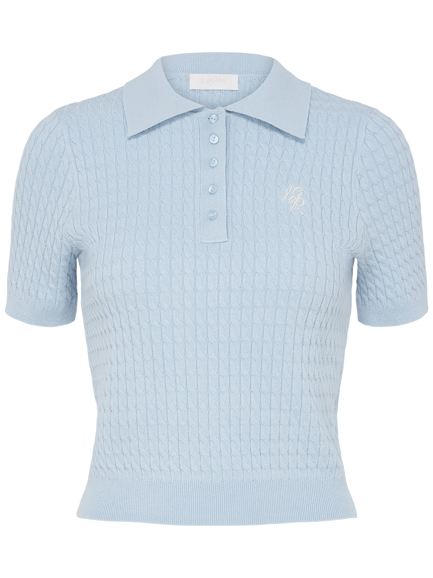 Das Manolja T-Shirt von LeGer by Lena Gercke ist ein hellblaues, kurzärmeliges Polo mit Kragen, strukturiertem Zopfmuster, geknöpfter Knopfleiste und einem kleinen, weiß gestickten Logo auf der linken Brust. Erhältlich in Größe 36.